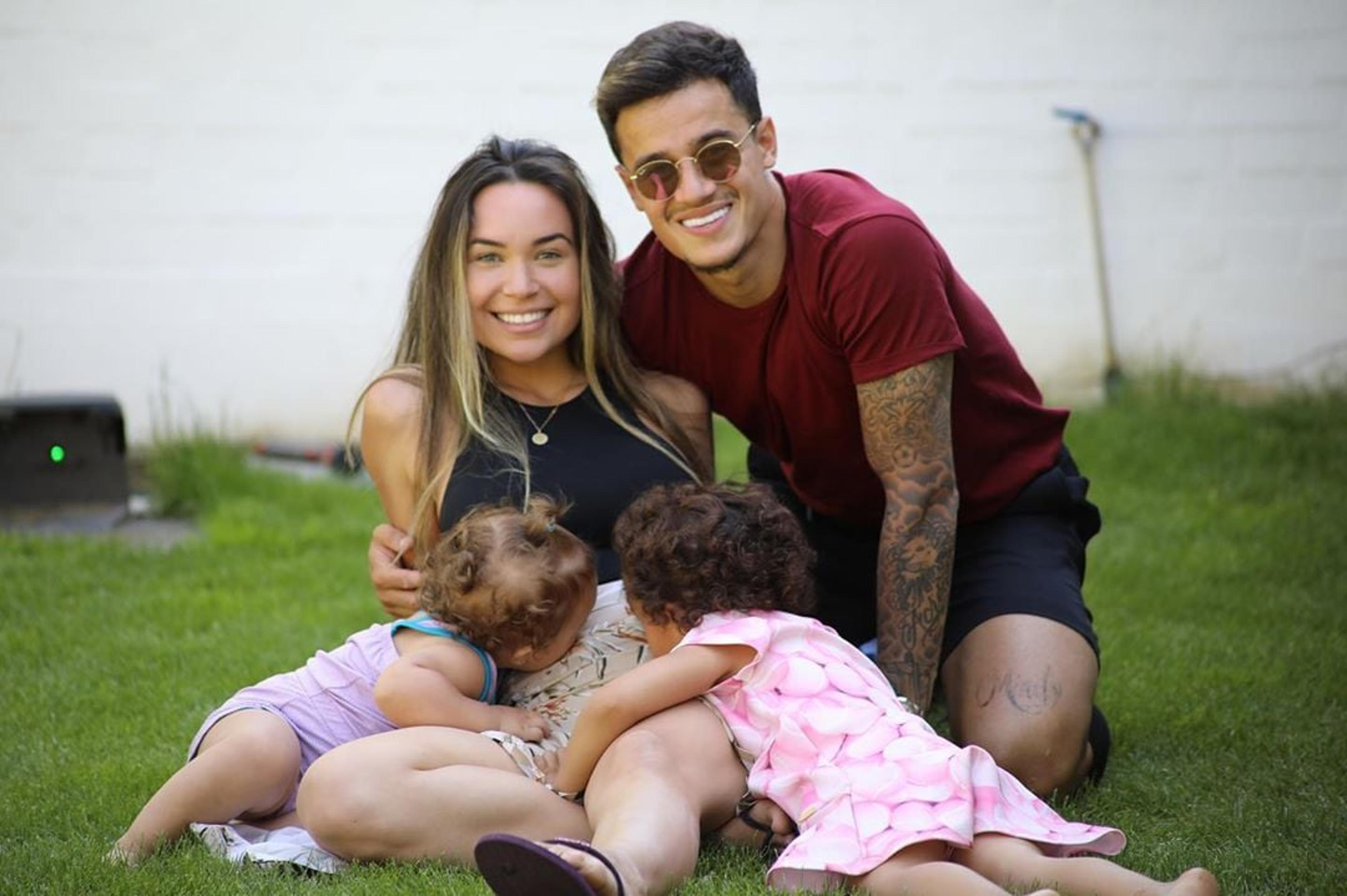 Philippe Coutinho anuncia terceira gravidez da esposa