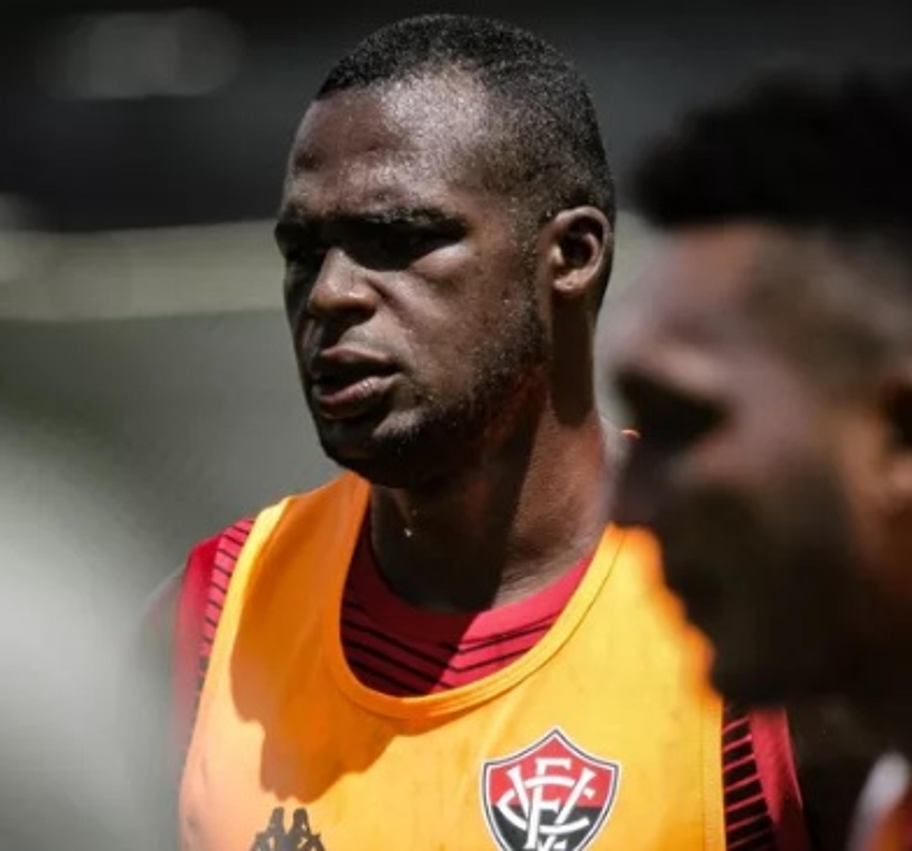 Sem espaço, zagueiro Dedé rescinde contrato com o Vitória