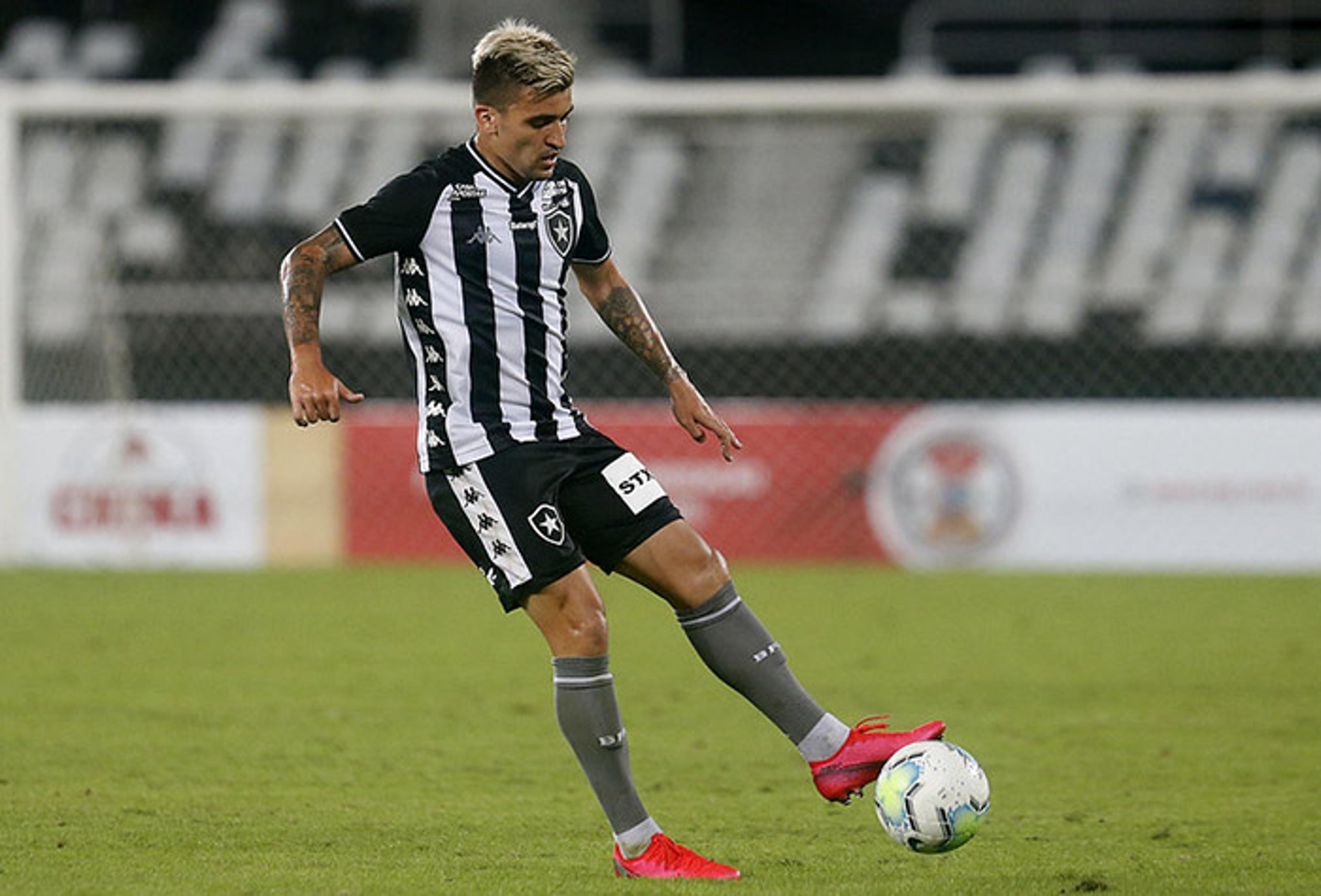 Victor Luís detona atuação do Botafogo: ‘Esperamos as coisas acontecerem para acordar no jogo’