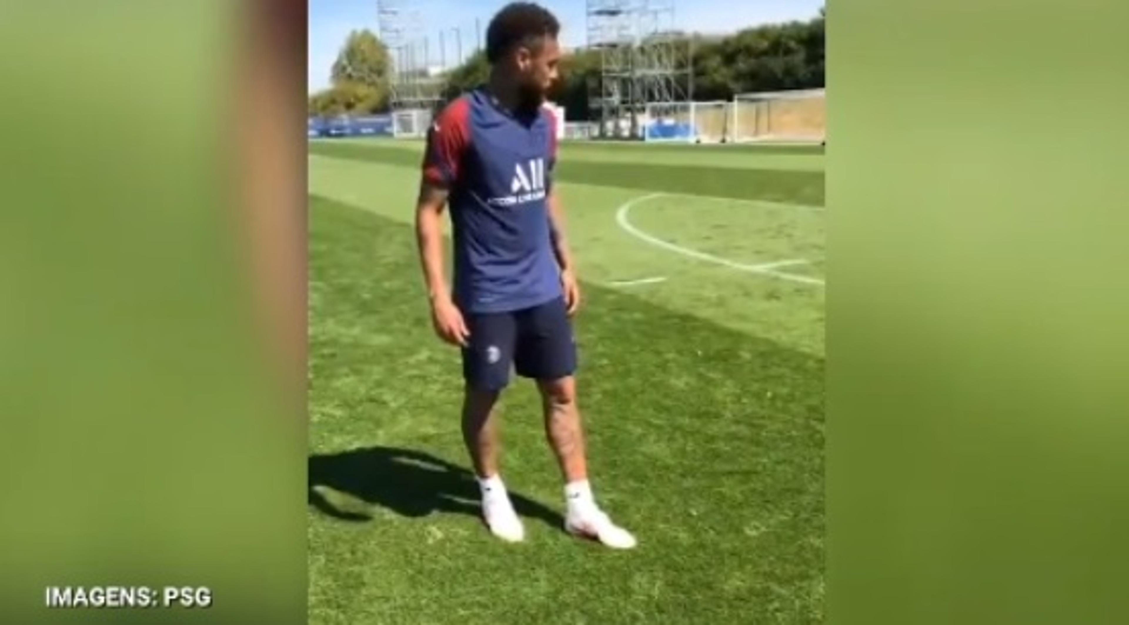 VÍDEO: Neymar cobra falta com perfeição em treino do PSG e até comemora feito