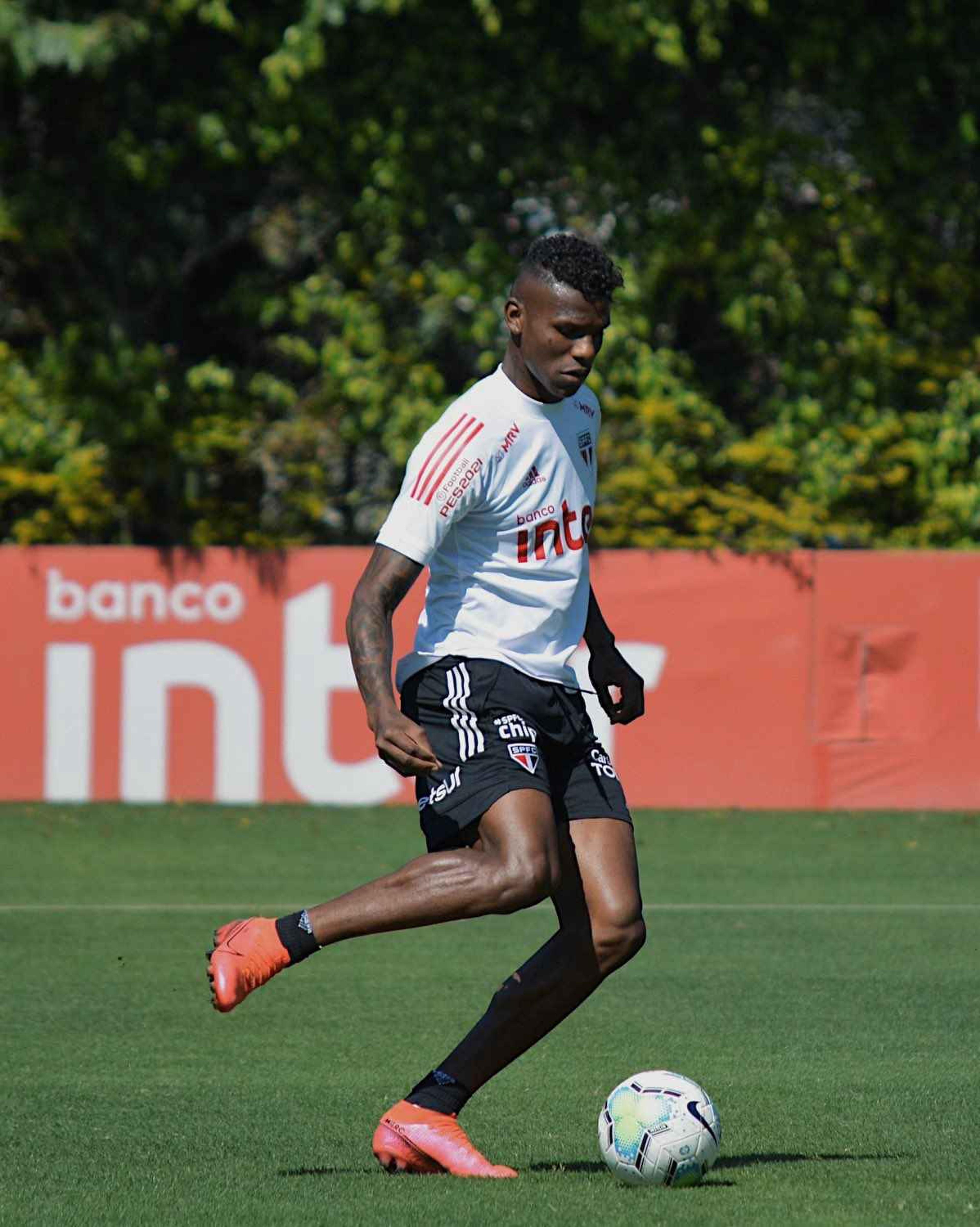 Arboleda retorna ao Brasil e vira opção do São Paulo na Libertadores