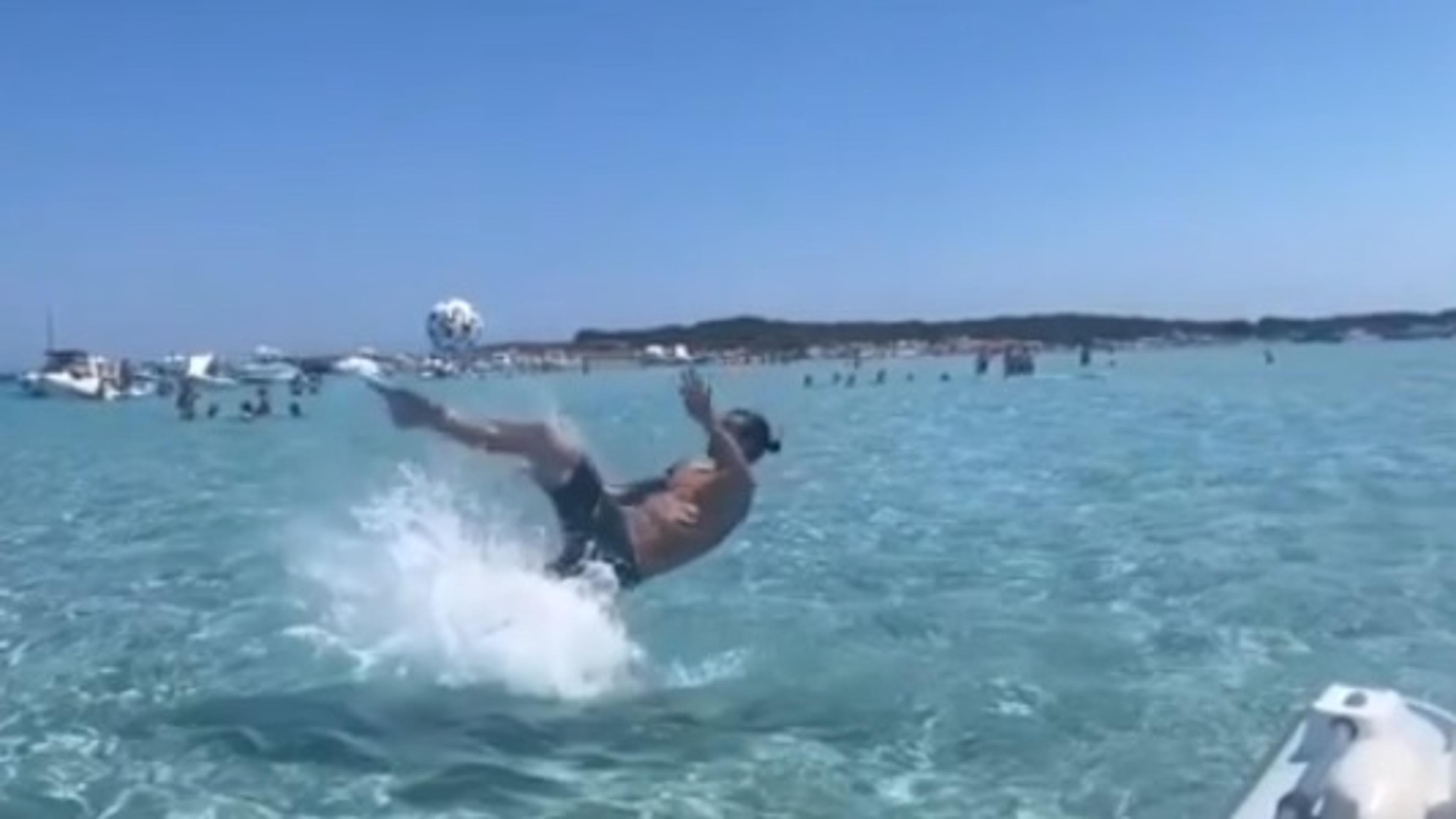 VÍDEO: Paraíso nas férias! Ibra se diverte dando bicicleta dentro de mar com água cristalina