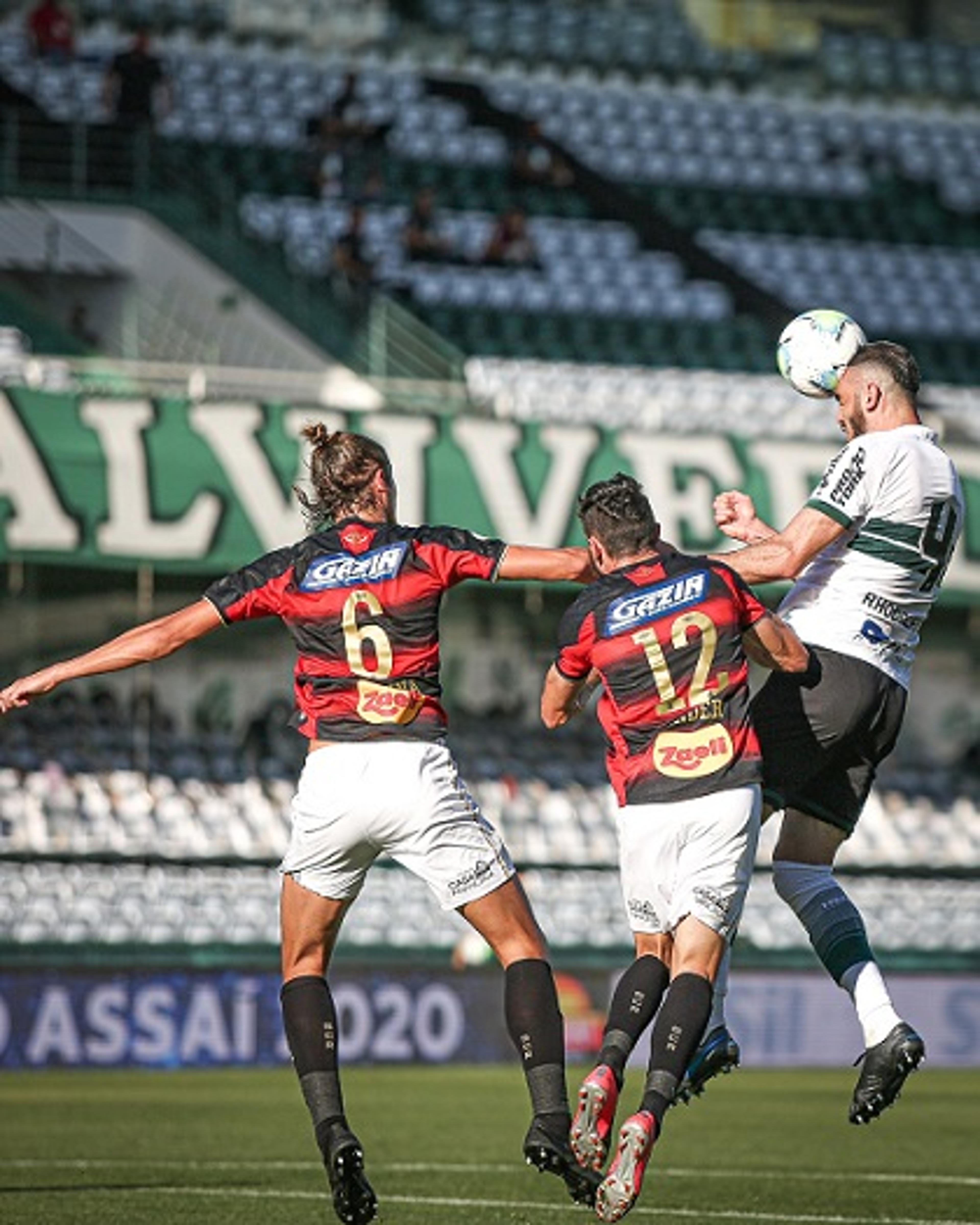 Com gol de pênalti nos acréscimos, Coritiba derrota o Sport e respira na Série A