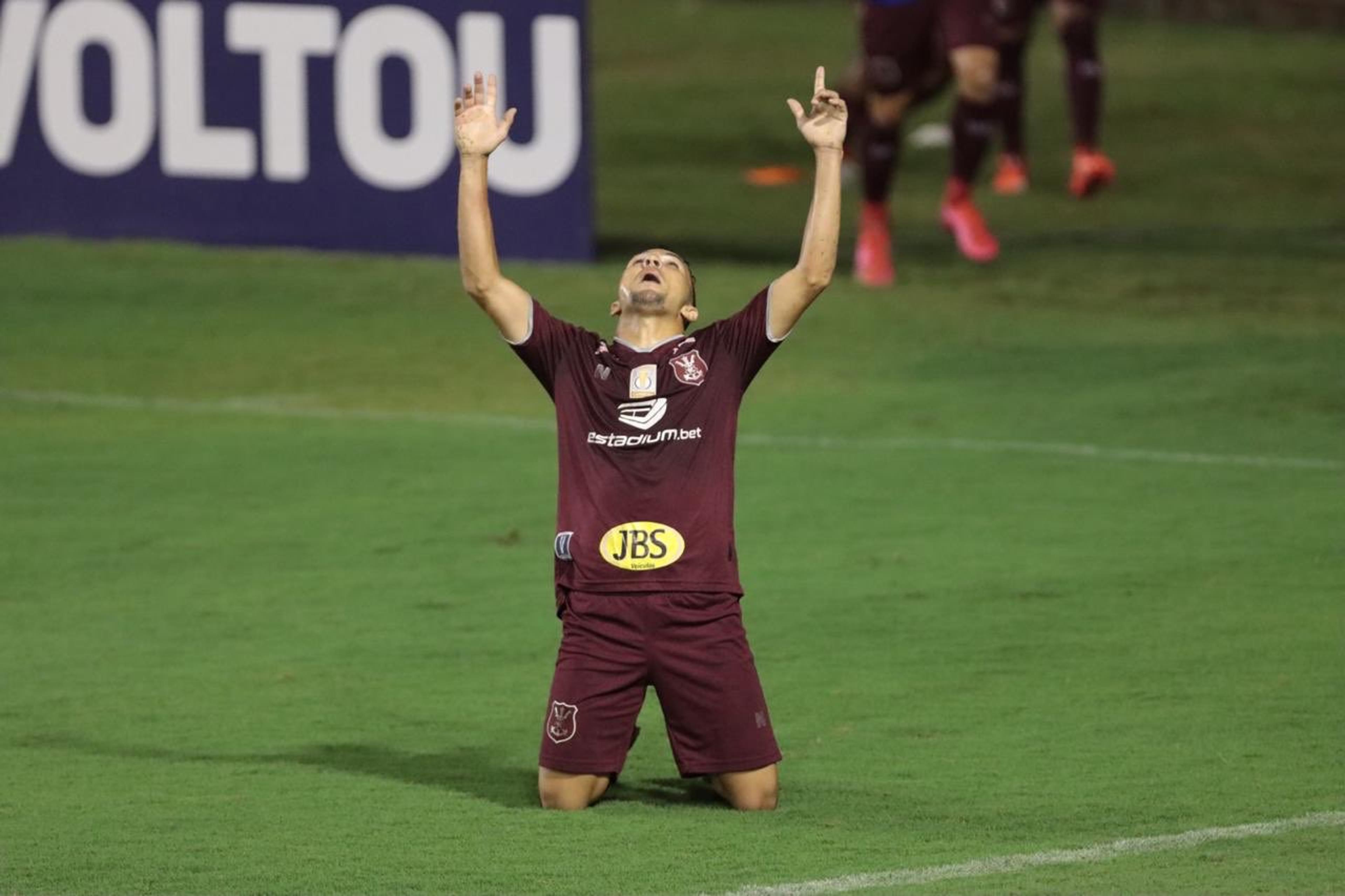 Náutico sobe posições na Série B vencendo o Figueirense nos Aflitos