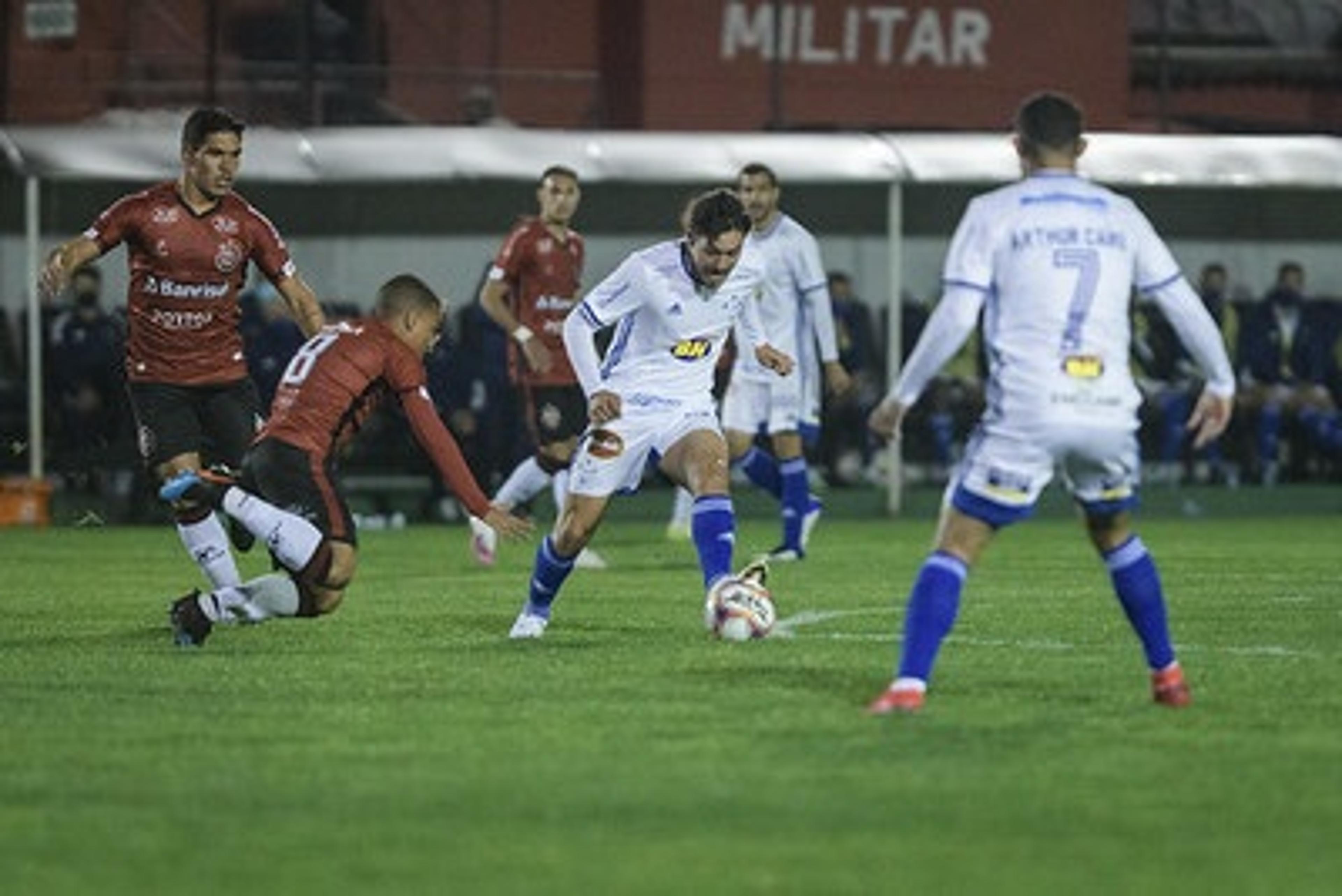 Cruzeiro é derrotado pelo Brasil-RS, em noite de pouco futebol, e fica muito perto da zona do rebaixamento