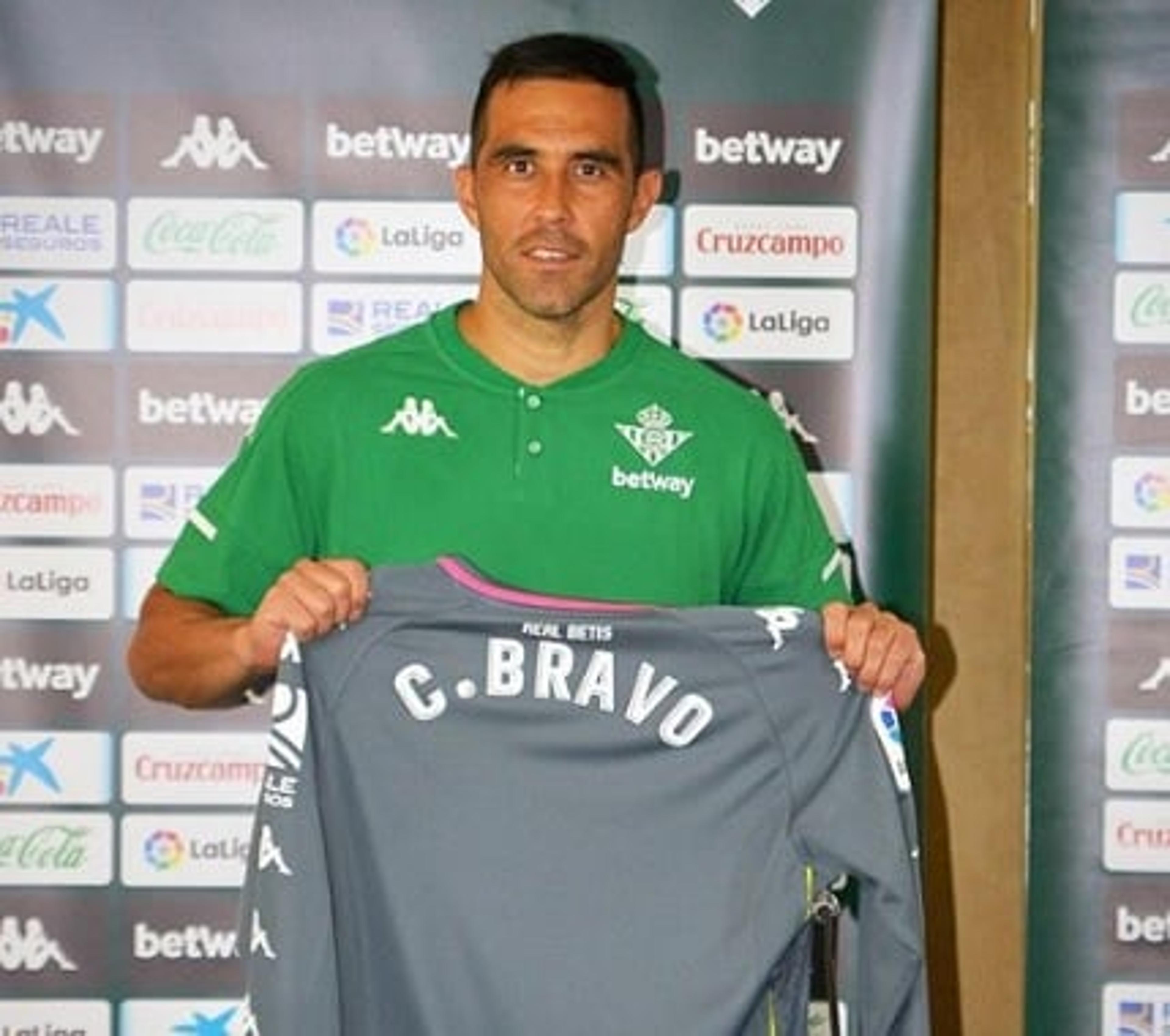 Em alta no Real Betis, Claudio Bravo ganha elogios da mídia espanhola