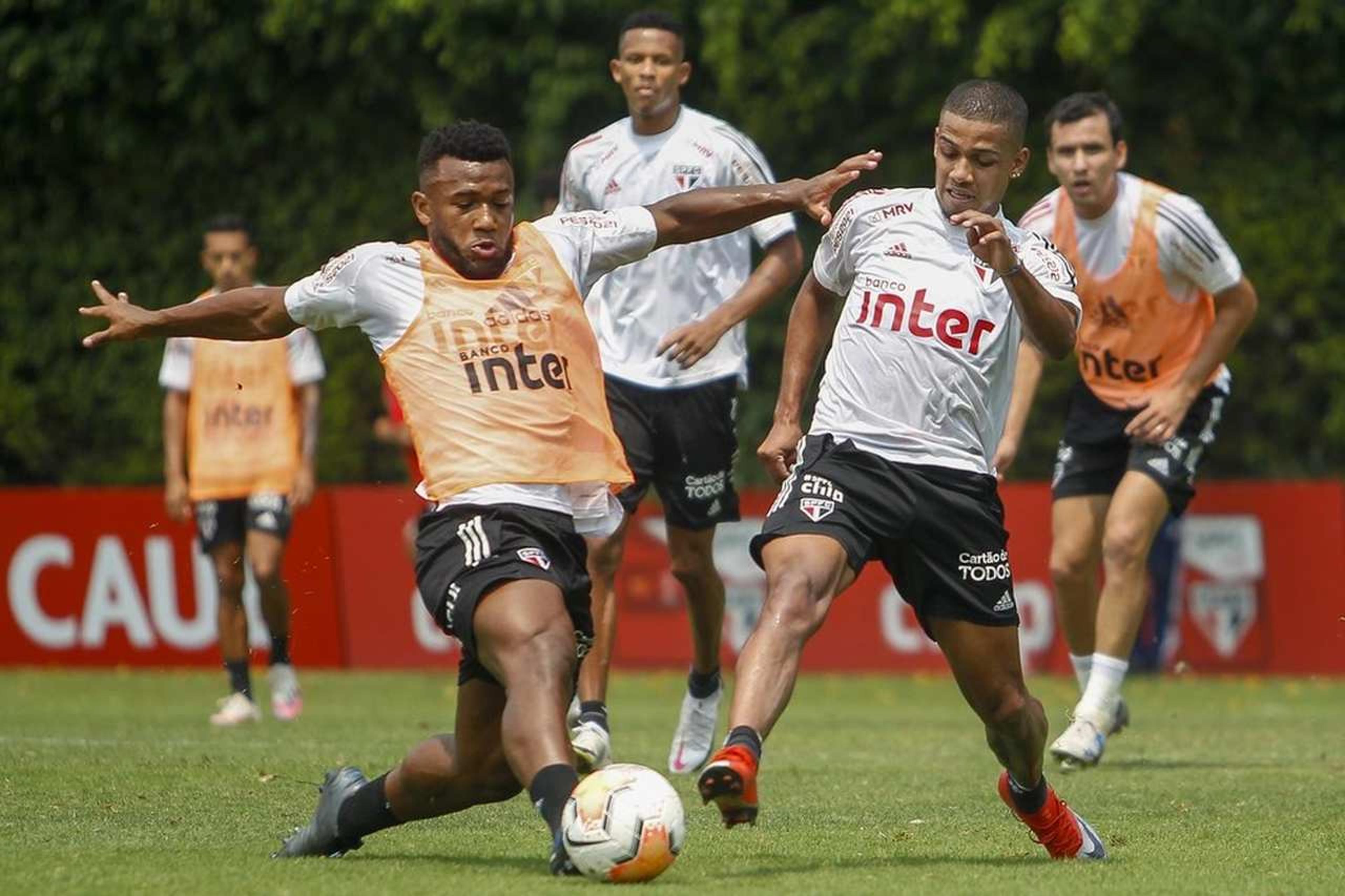 De olho na LDU, Fernando Diniz comanda treino tático no São Paulo