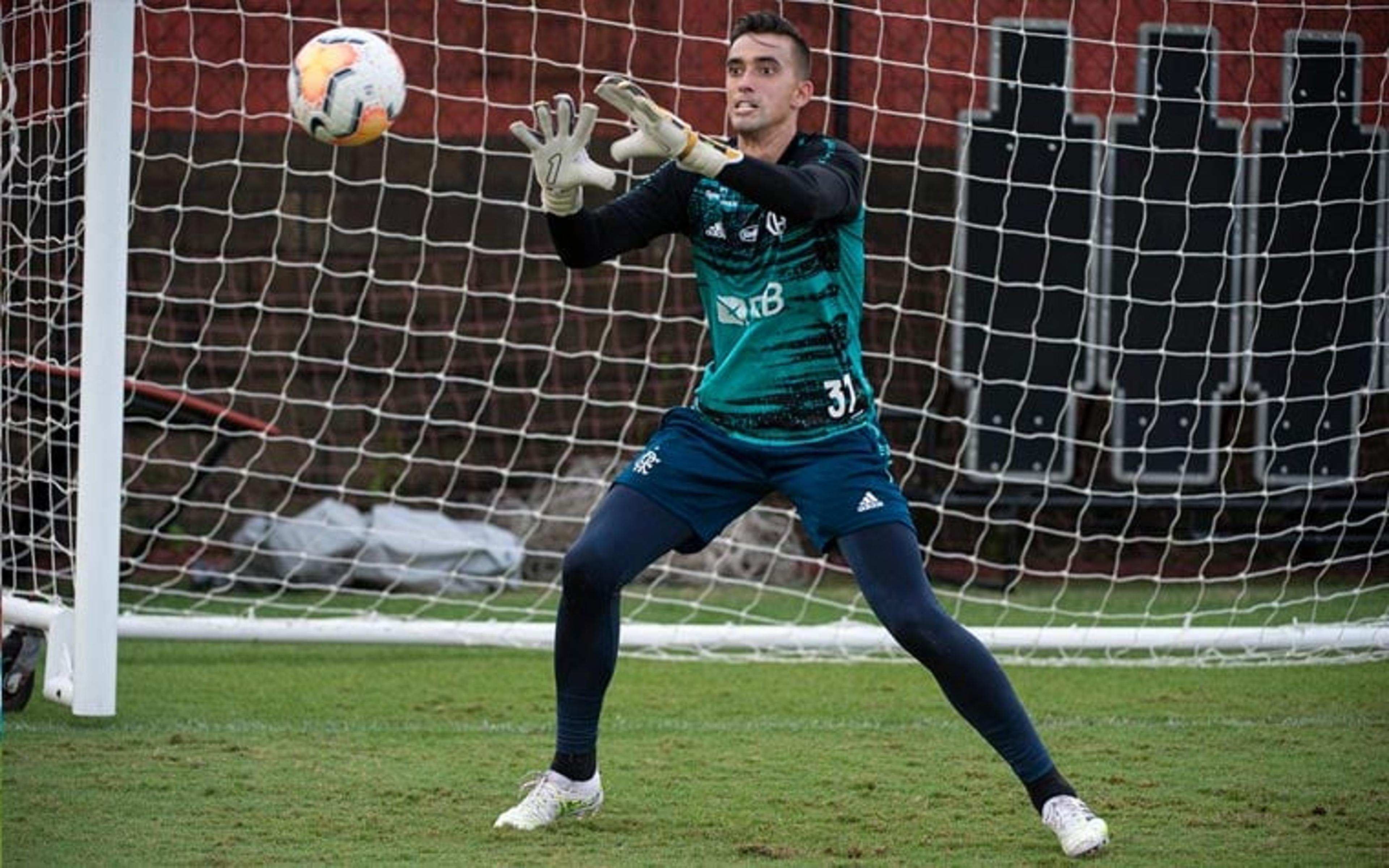 César treina e fica à disposição do Flamengo para jogo contra o Del Valle