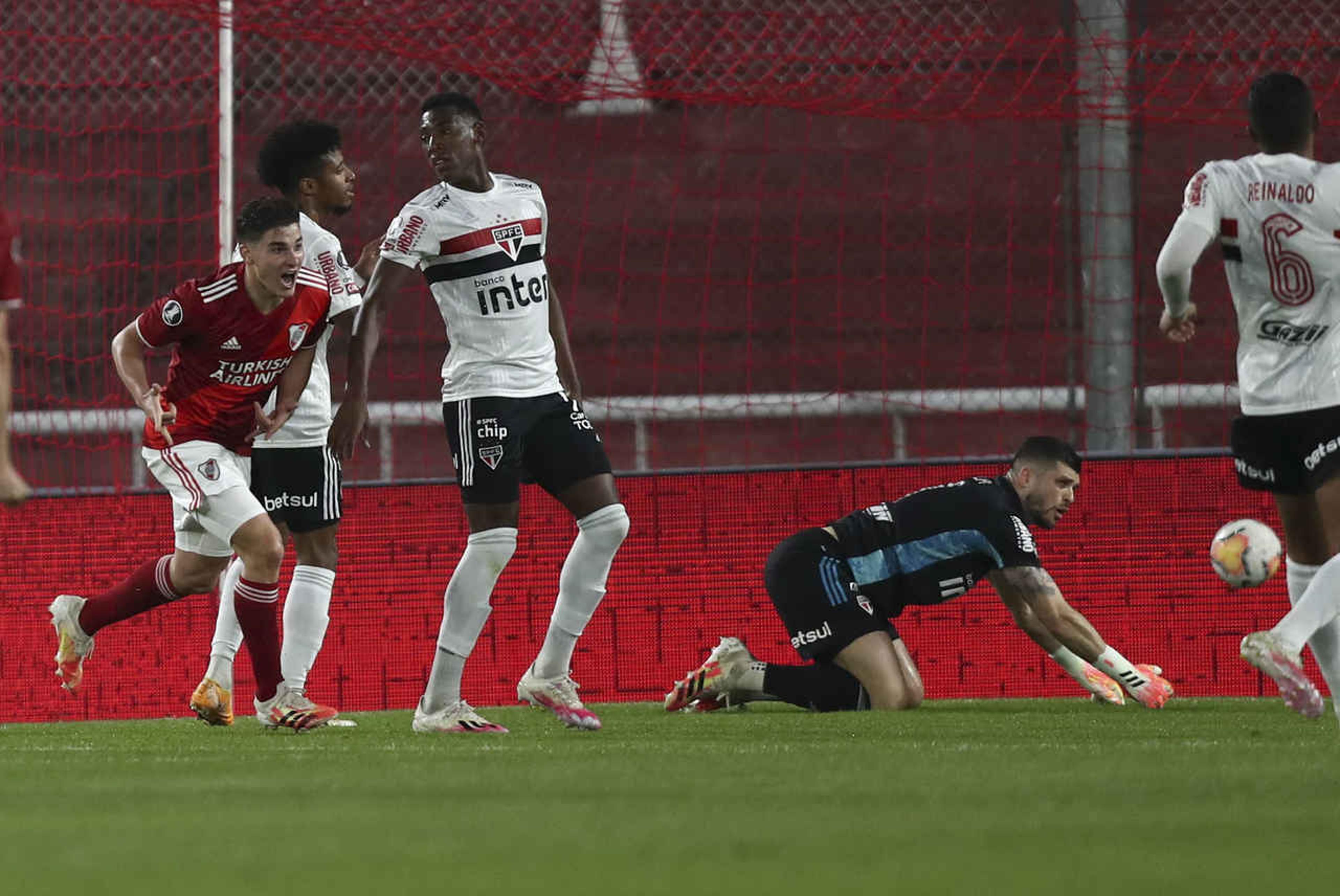 São Paulo perde para o River Plate e está eliminado da Libertadores