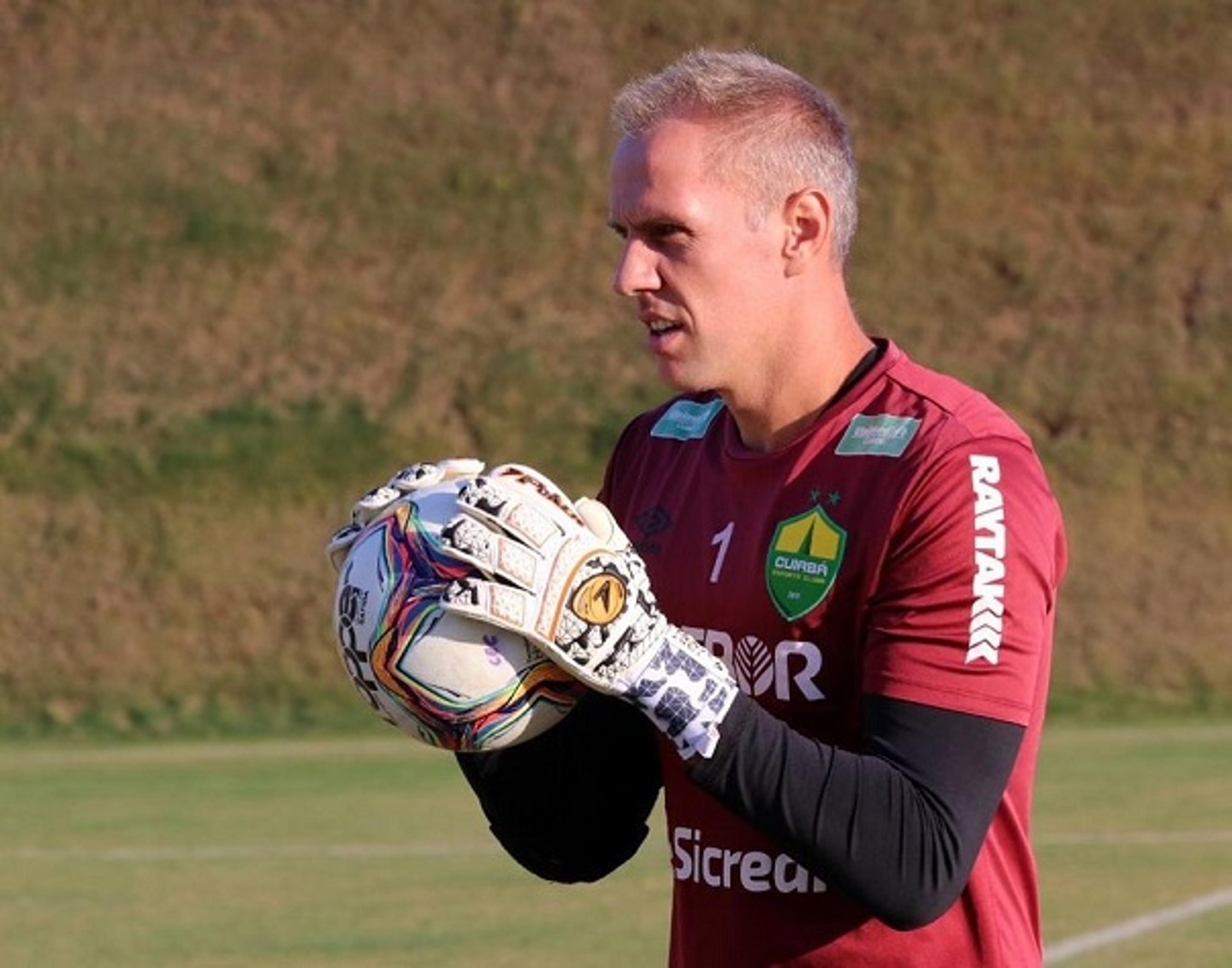 Goleiro destaca bom momento no Cuiabá e espera acesso com o clube