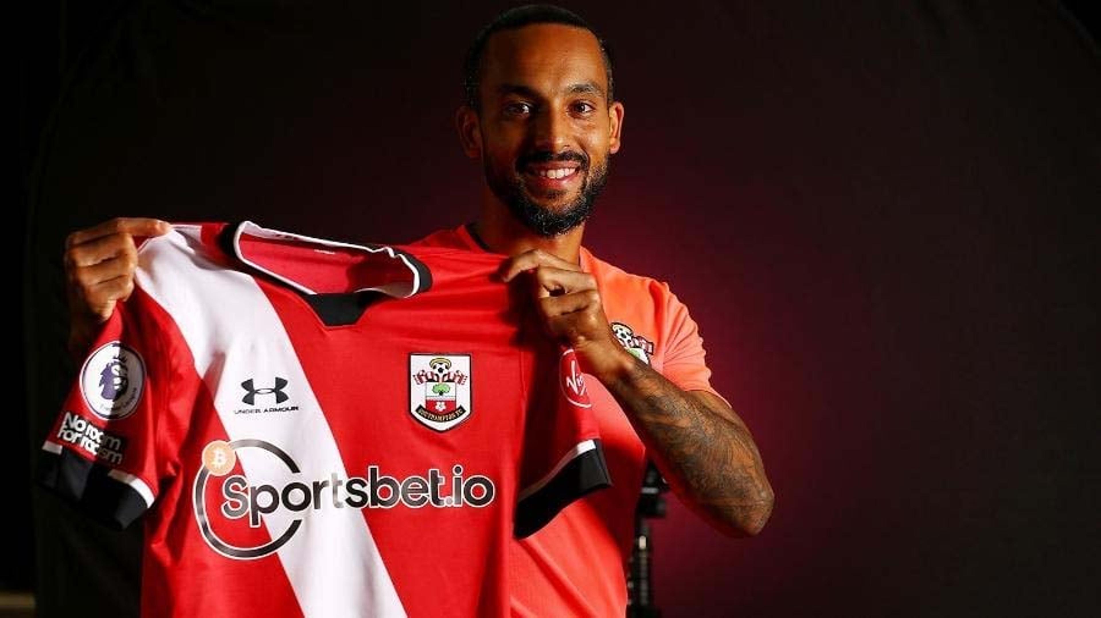 Walcott deixa o Everton e acerta retorno ao Southampton após 15 anos