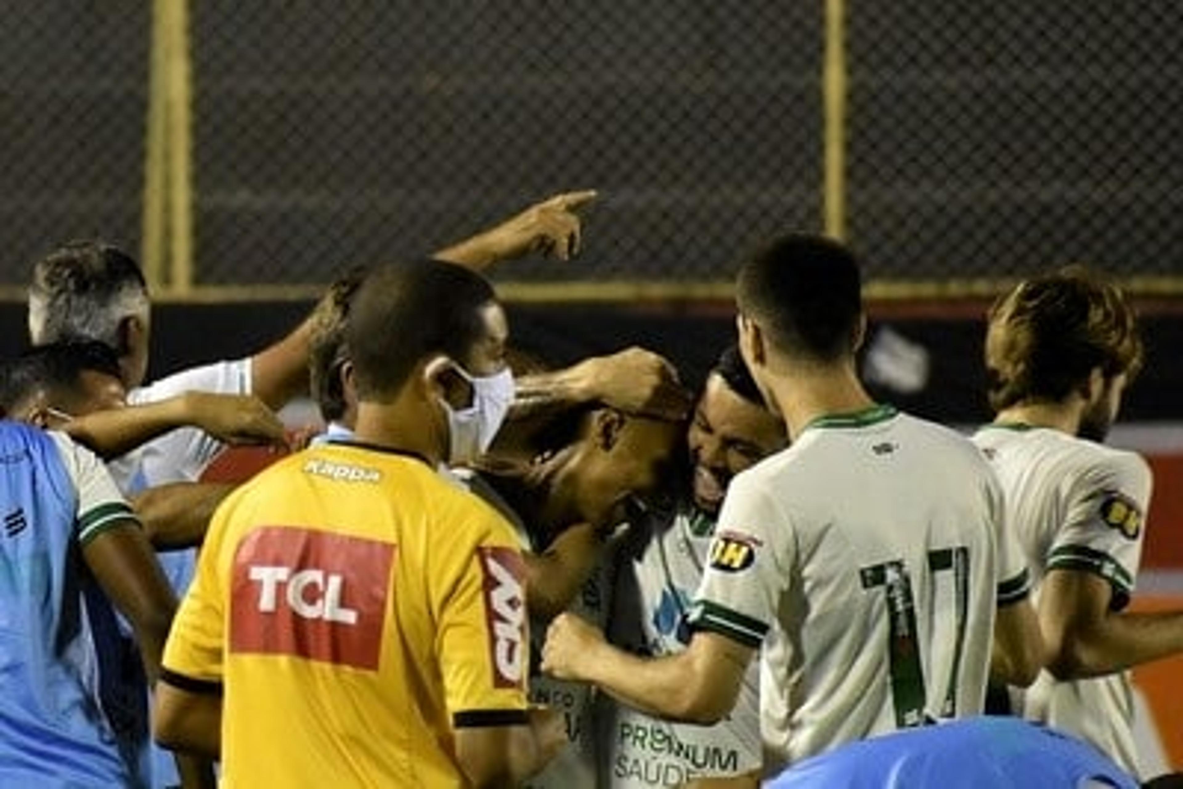 América-MG derrota o Vitória-BA em Salvador e cola no G4 da Série B