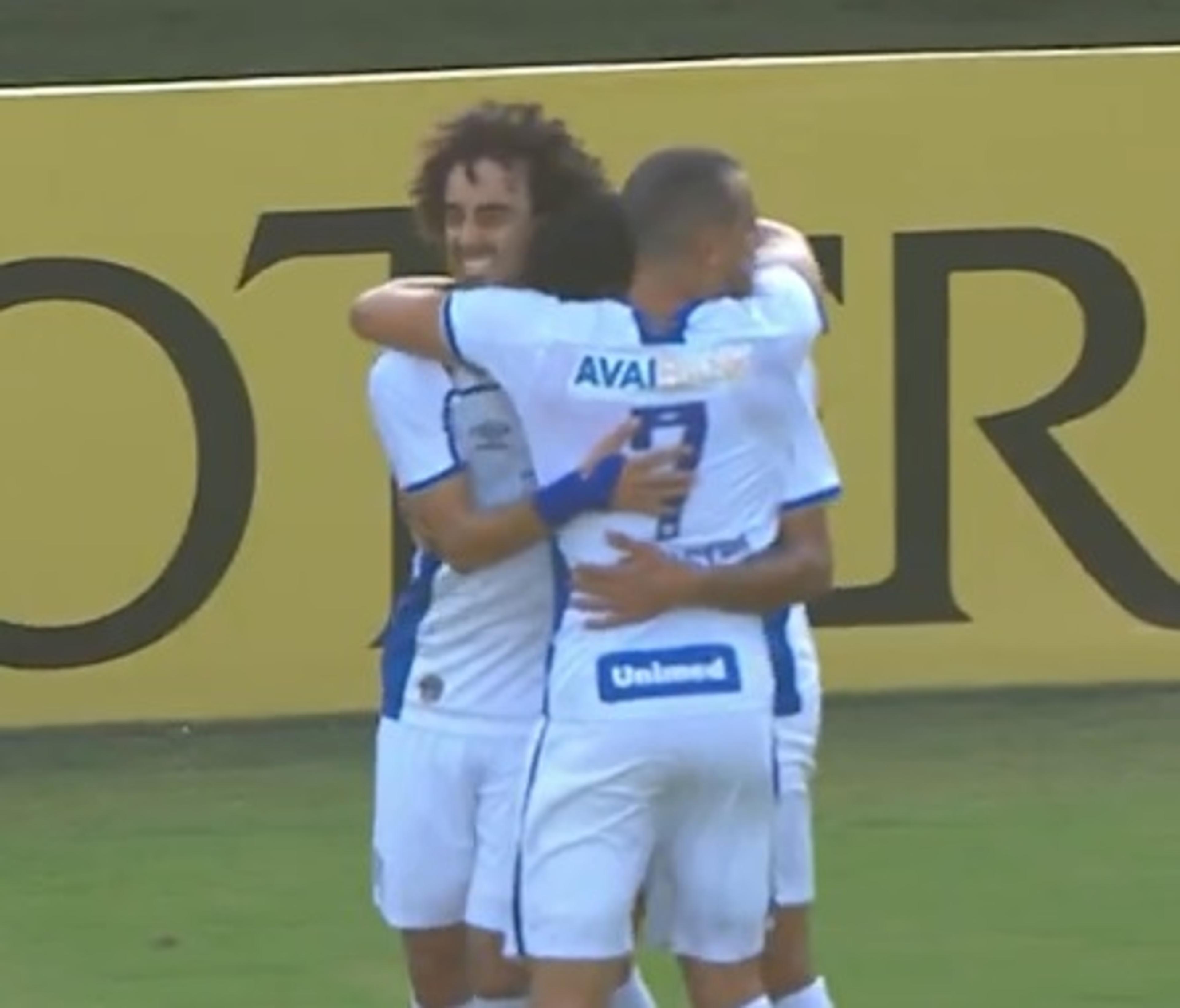 Com dois gols de pênalti, Avaí derrota o Vitória no Barradão