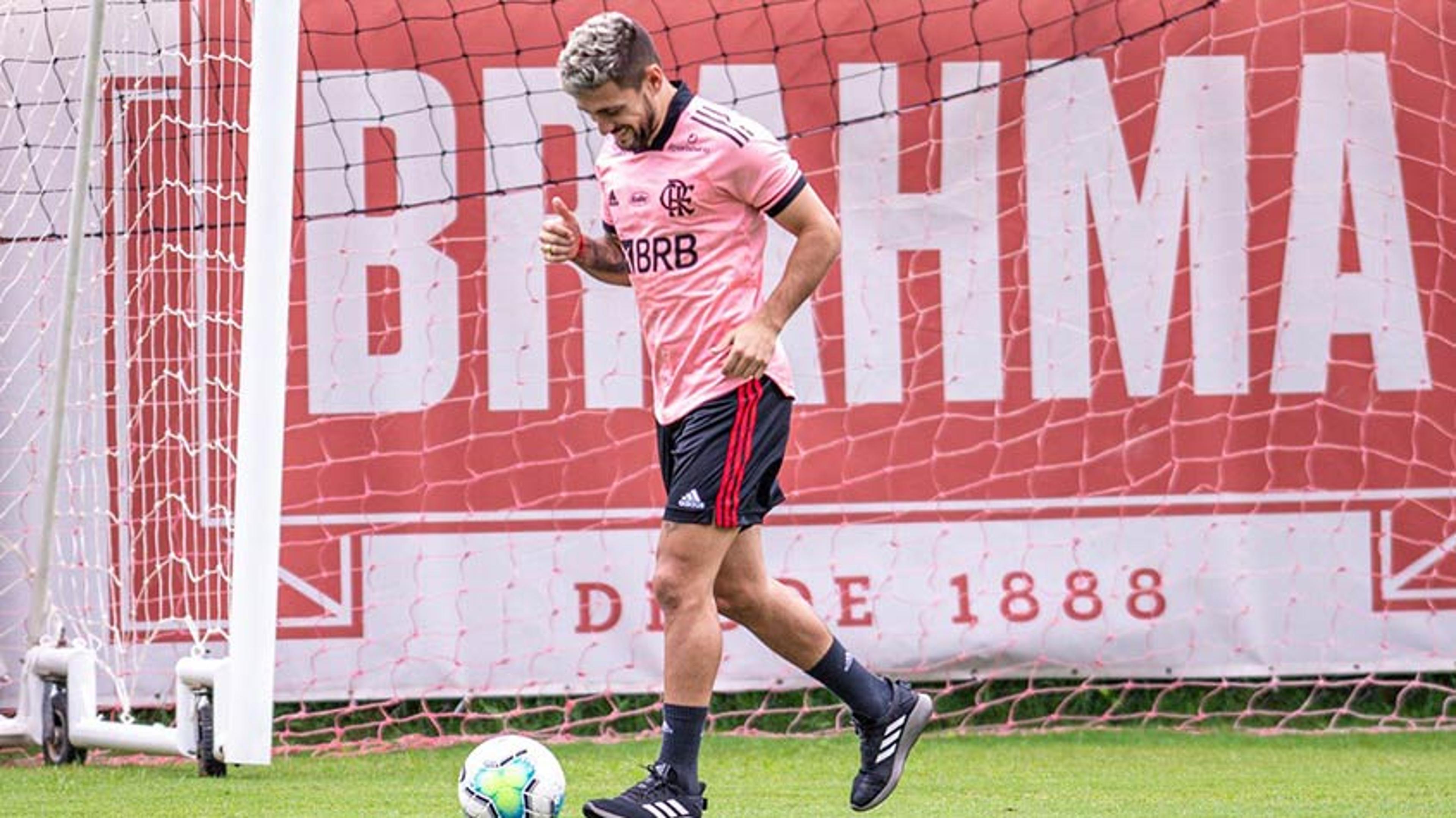 Arrascaeta revela para quem torcerá na Libertadores e clube onde sonha jogar