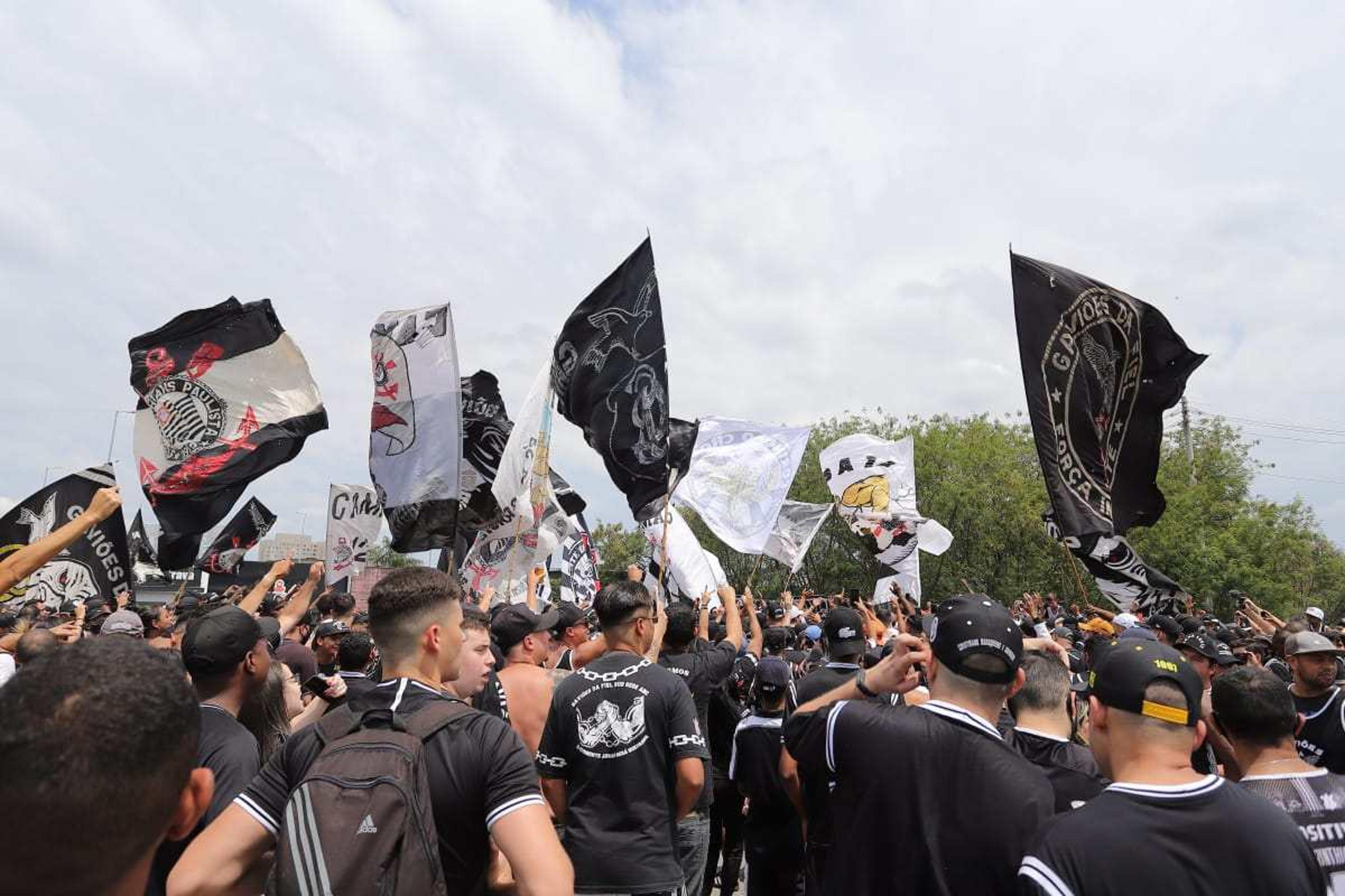 ‘Diretoria omissa e elenco vagabundo’: Organizada do Corinthians faz protesto contra Duílio e jogadores