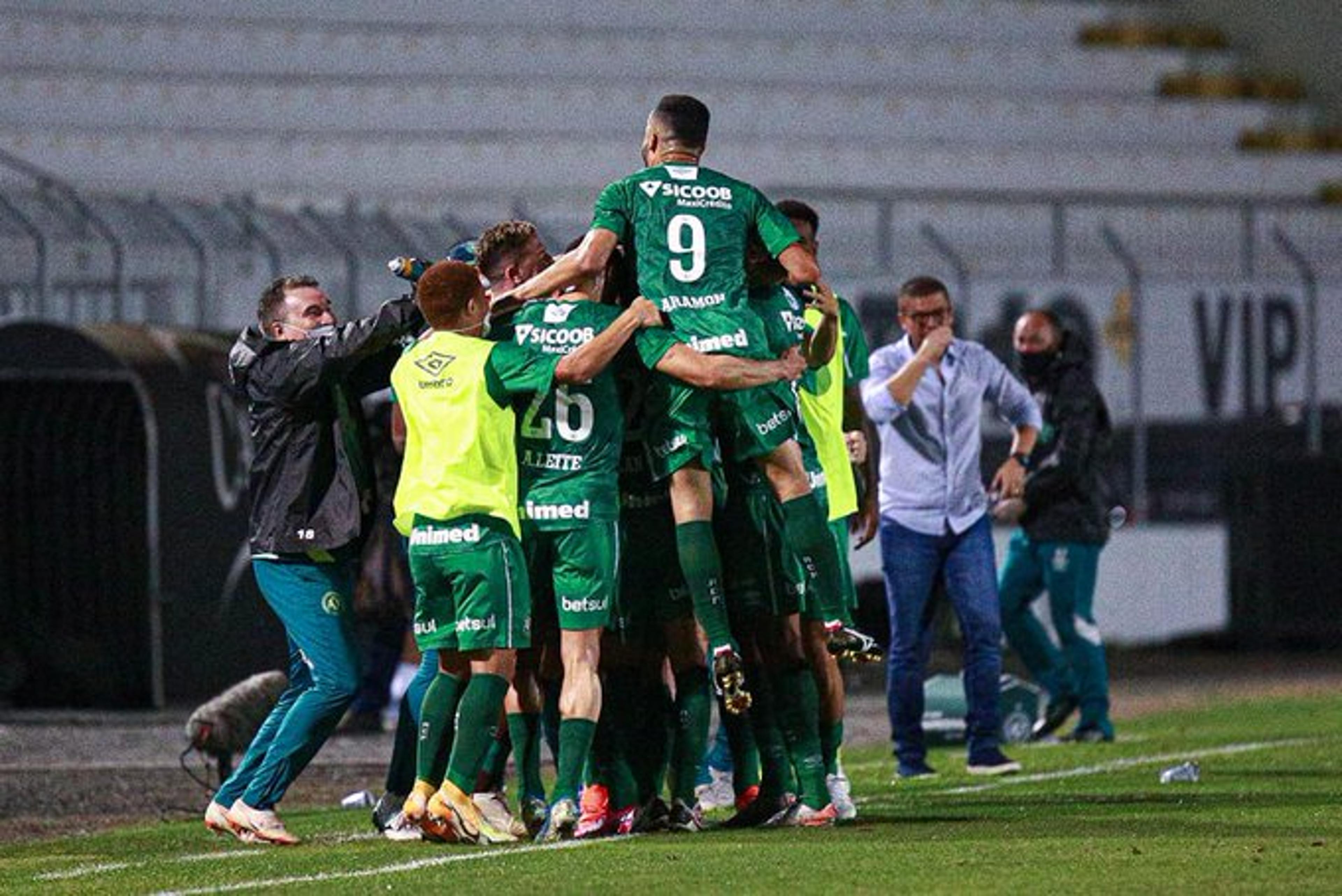 Chapecoense goleia Ponte Preta fora de casa e dorme líder da Série B