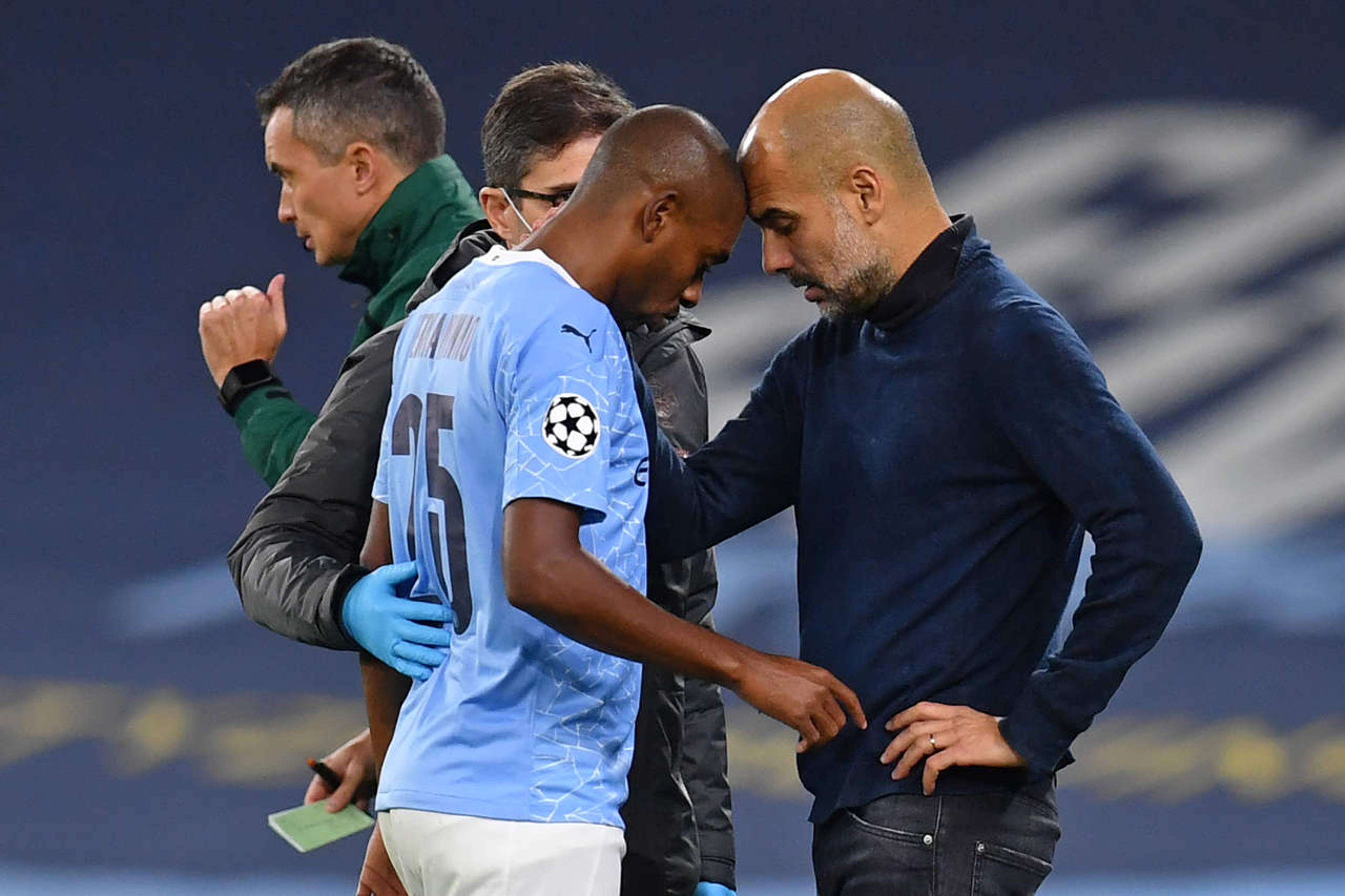 Saída de Fernandinho do Manchester City pega Guardiola de surpresa