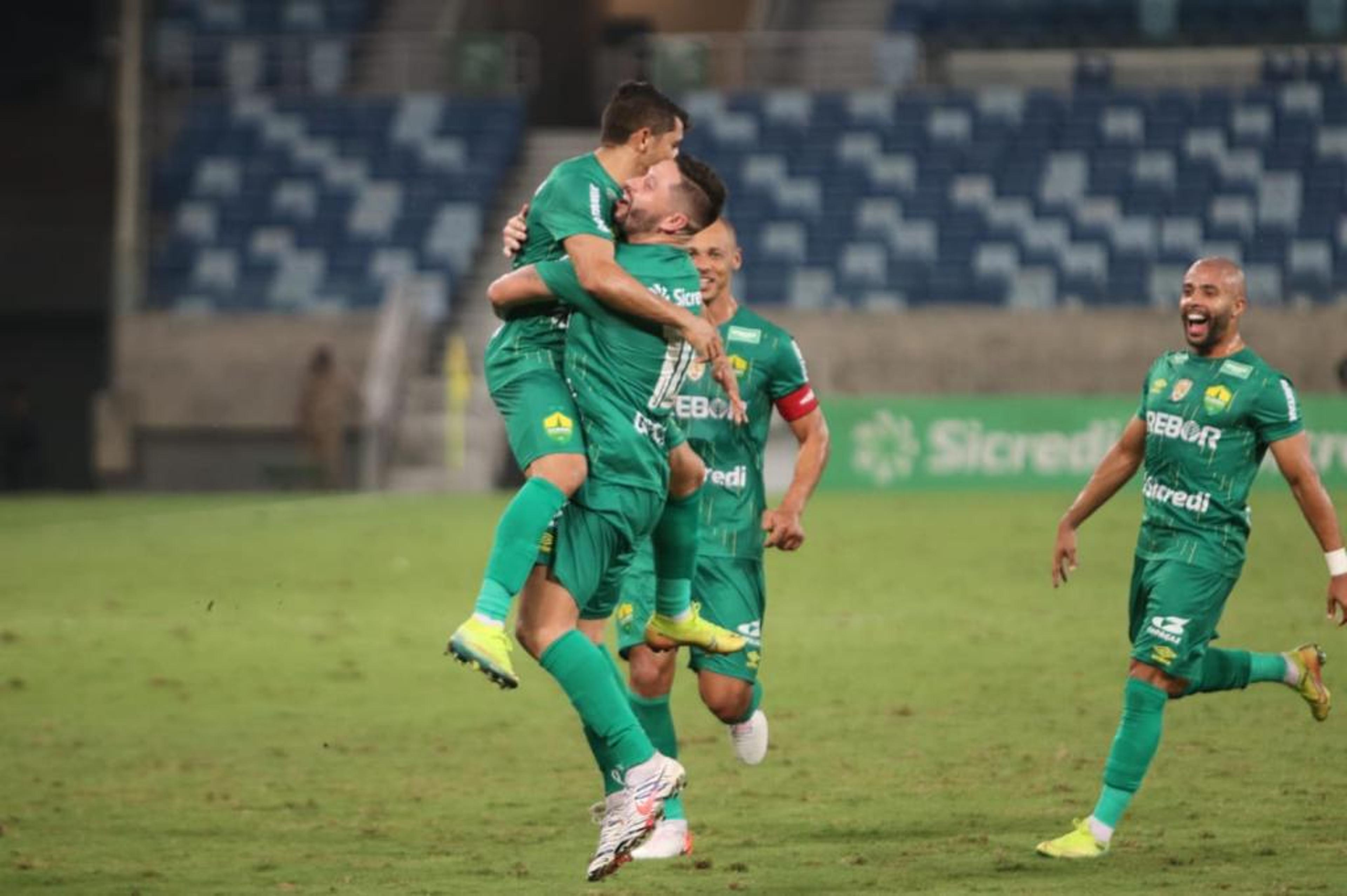 Intensidade e jogo lateral: como joga o Cuiabá, adversário do Botafogo