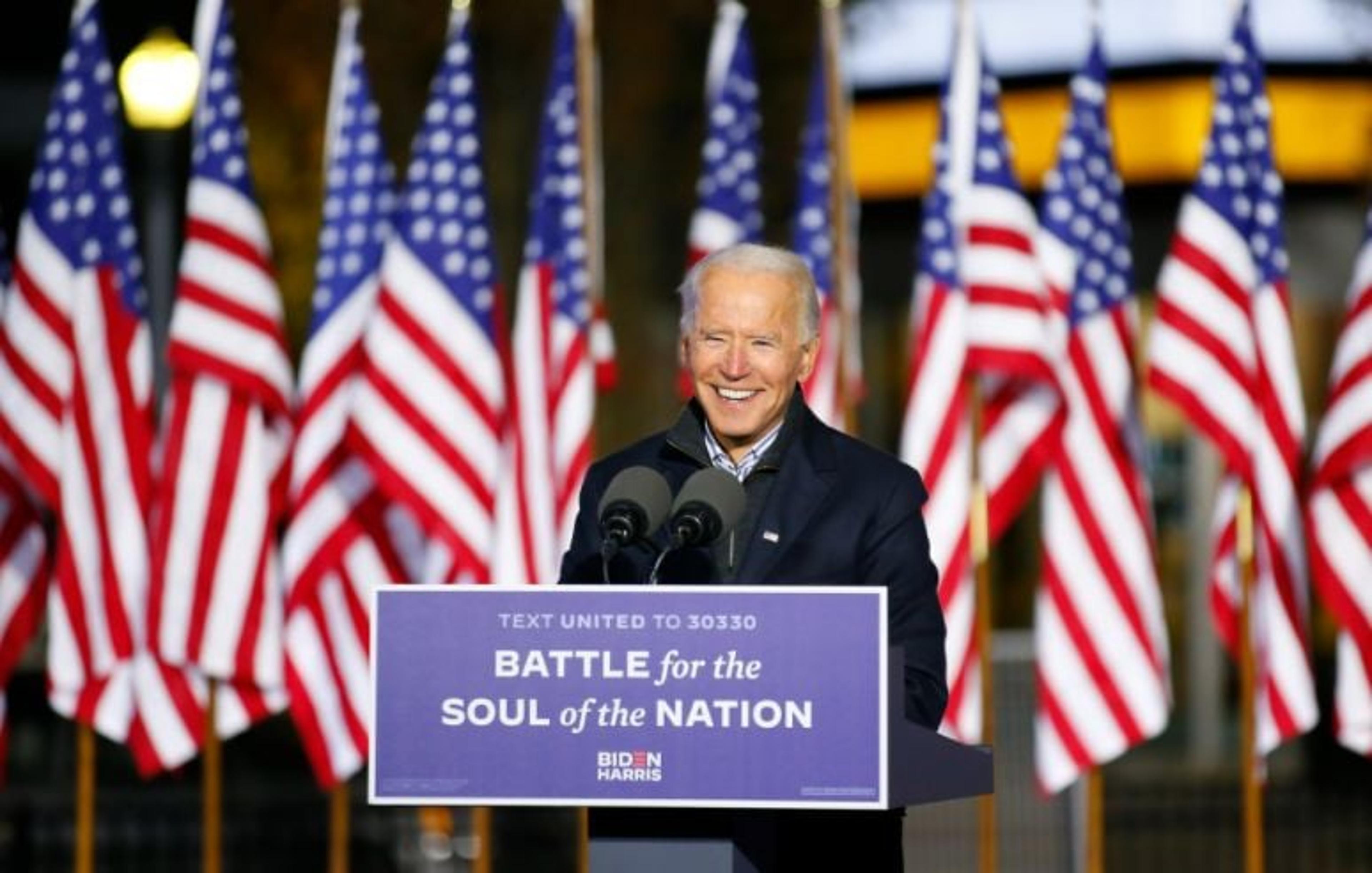 Biden conversa com jogadores dos Estados Unidos antes da estreia na Copa do Mundo