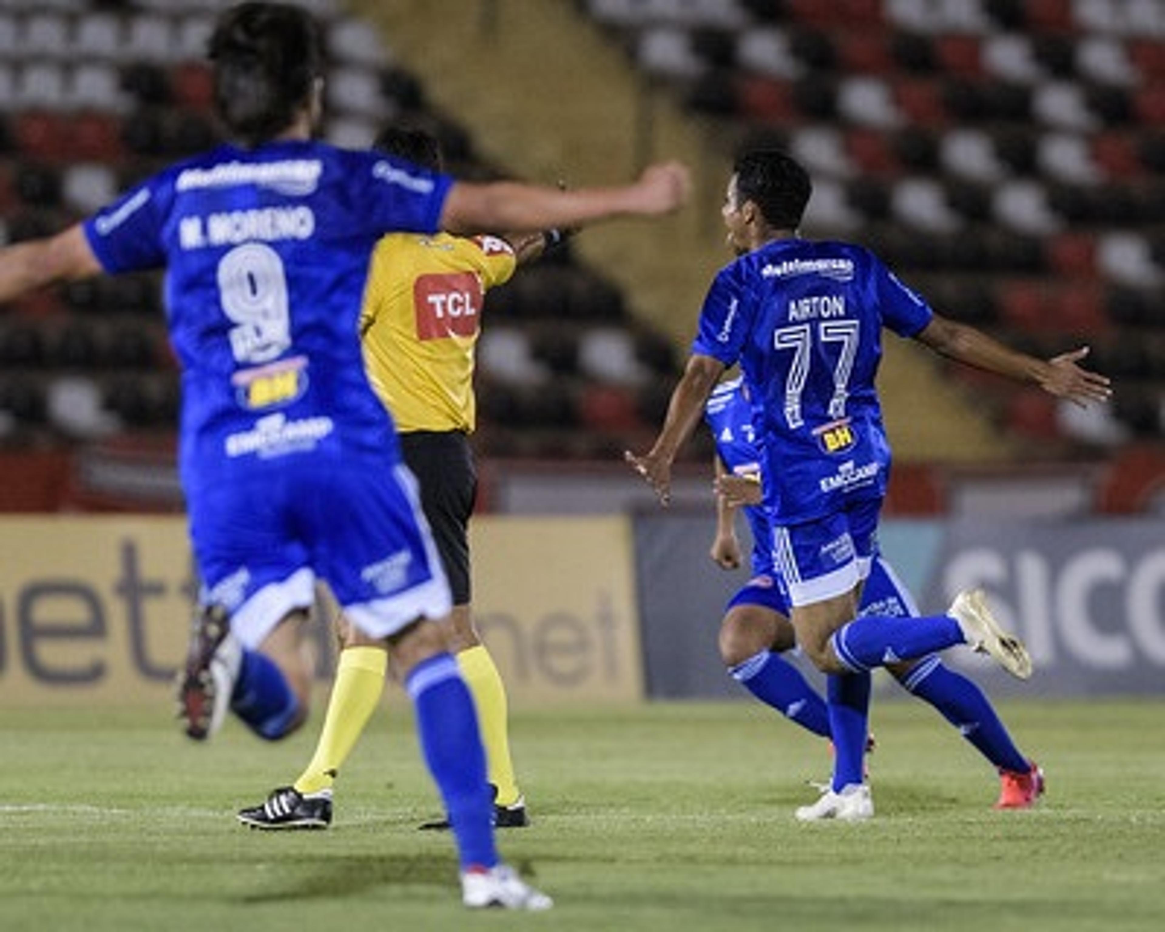 Cruzeiro vence o Botafogo-SP fora de casa e sobe para 13º na Série B