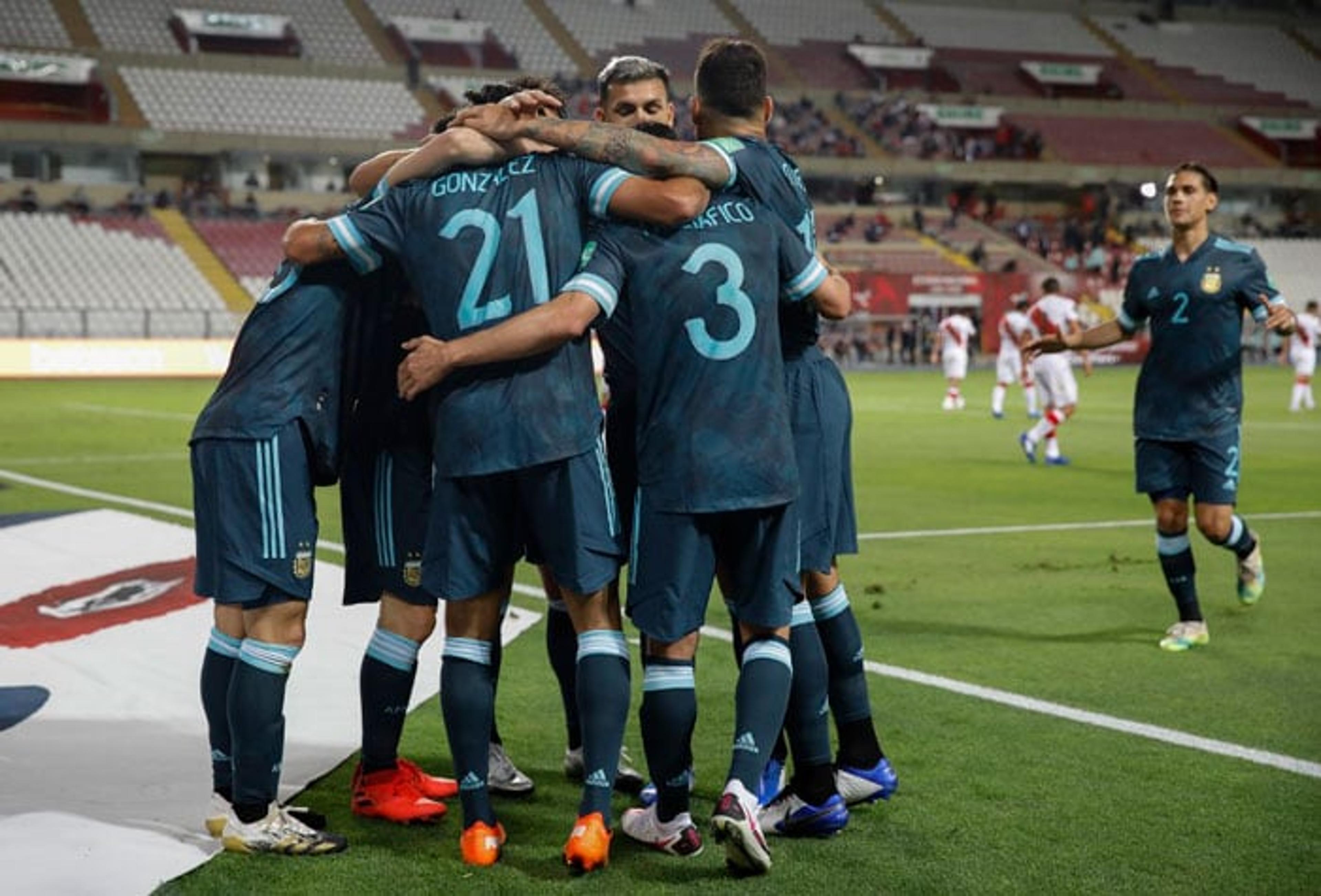 Argentina bate Peru em Lima e segue na cola do Brasil nas Eliminatórias