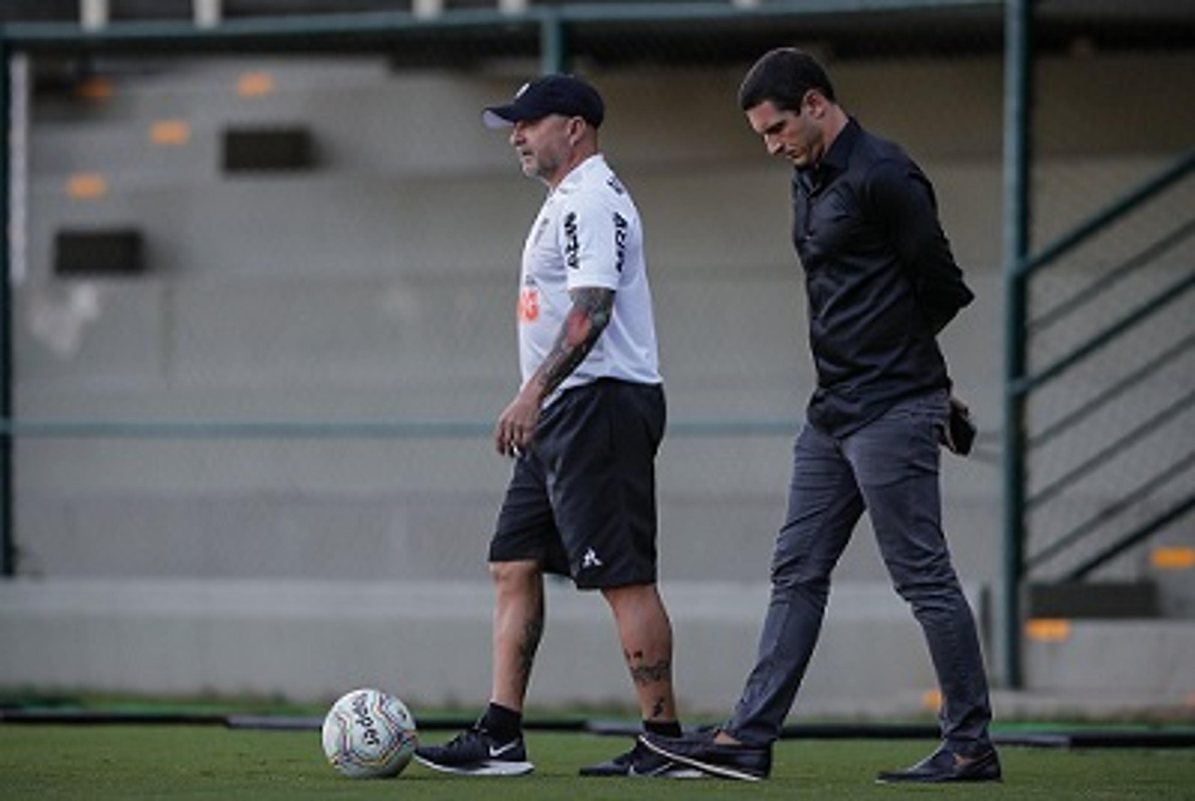 Festa entre membros da comissão técnica do Galo gera suspeita de foco do surto de Covid-19 no clube