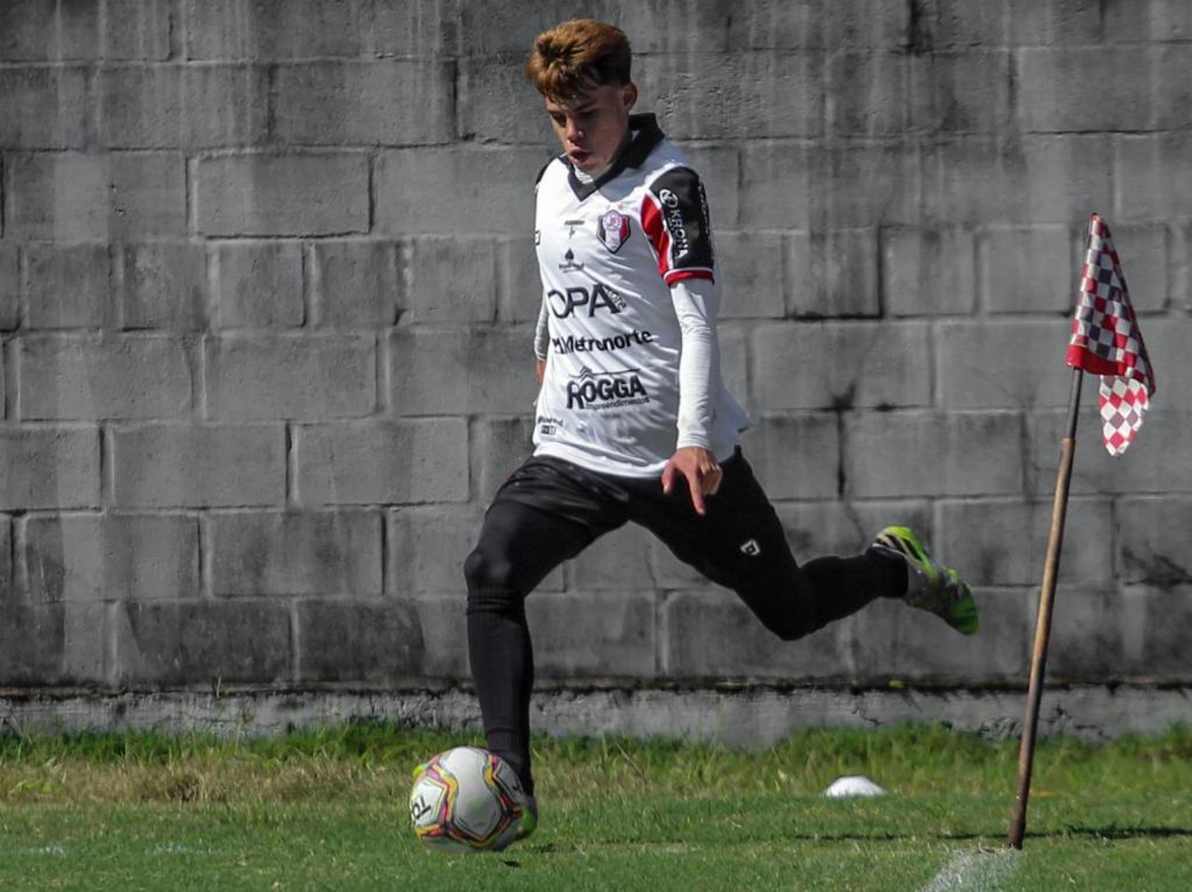 Aos 19 anos, Chrystian ganha oportunidades, corresponde e leva Joinville ao G4 da Série D