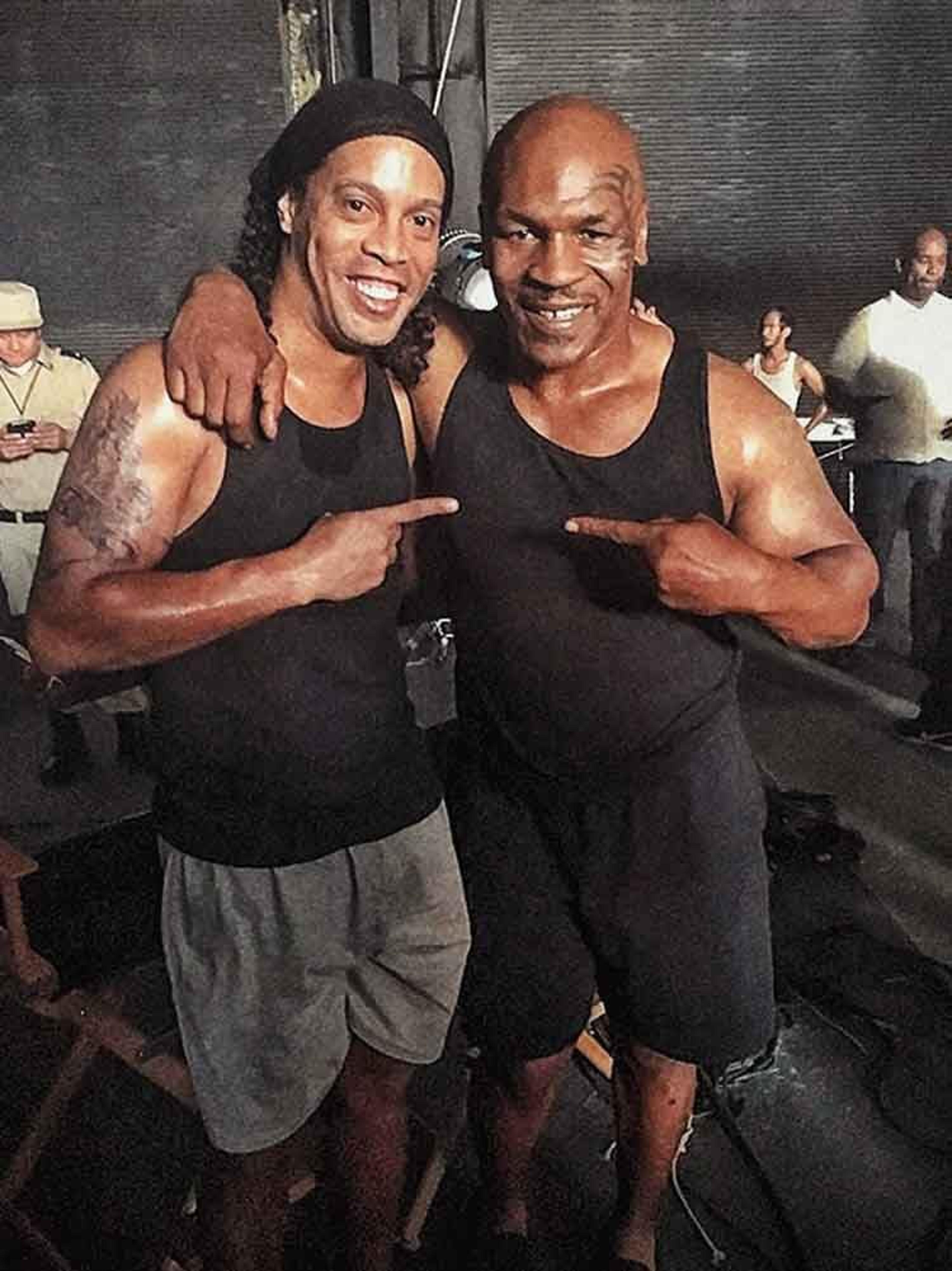 Que dupla! Ronaldinho Gaúcho deseja sorte à Mike Tyson antes de retorno ao boxe: ‘Vai ser fantástico’