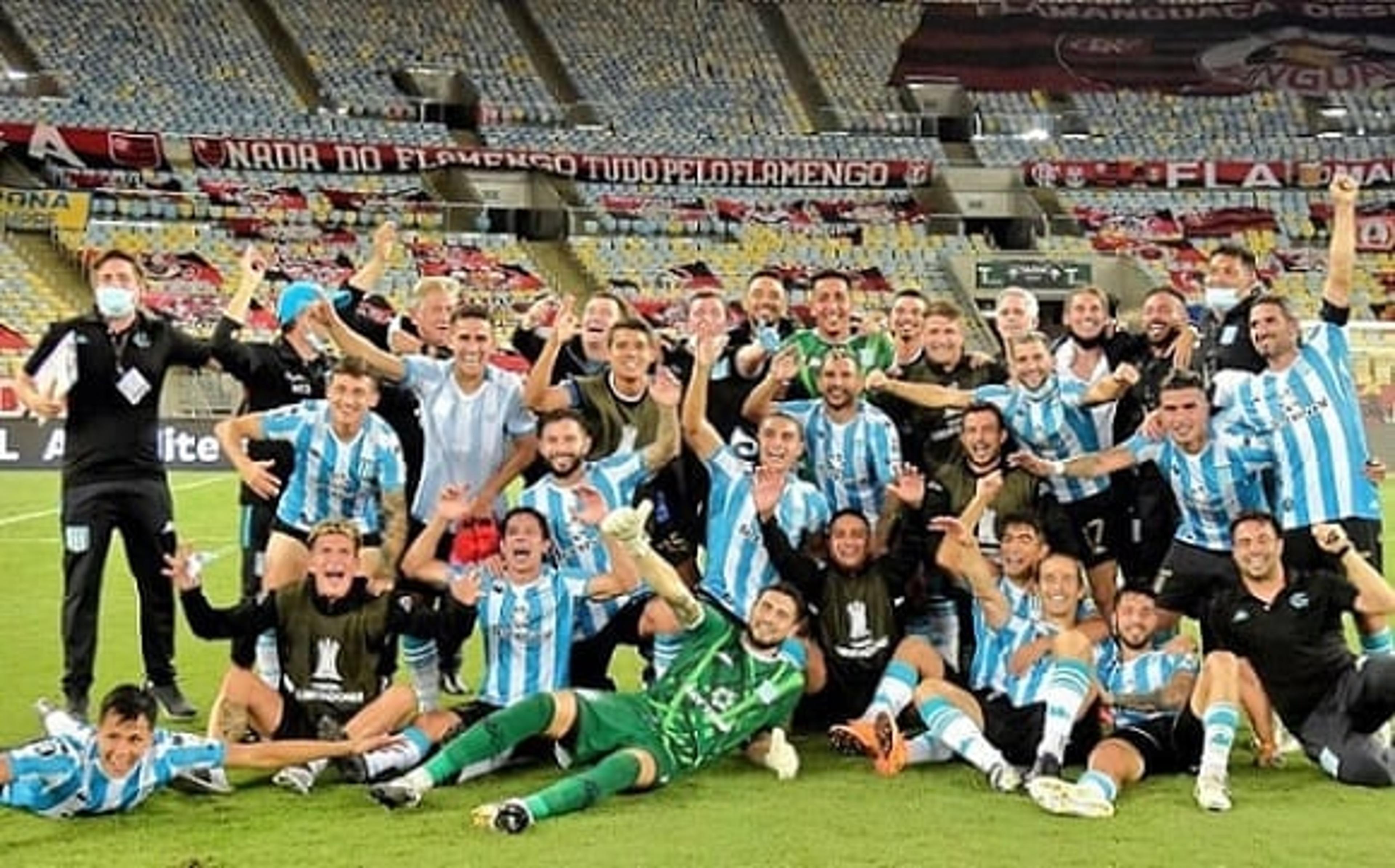 Racing festeja classificação ainda no vestiário do Maracanã