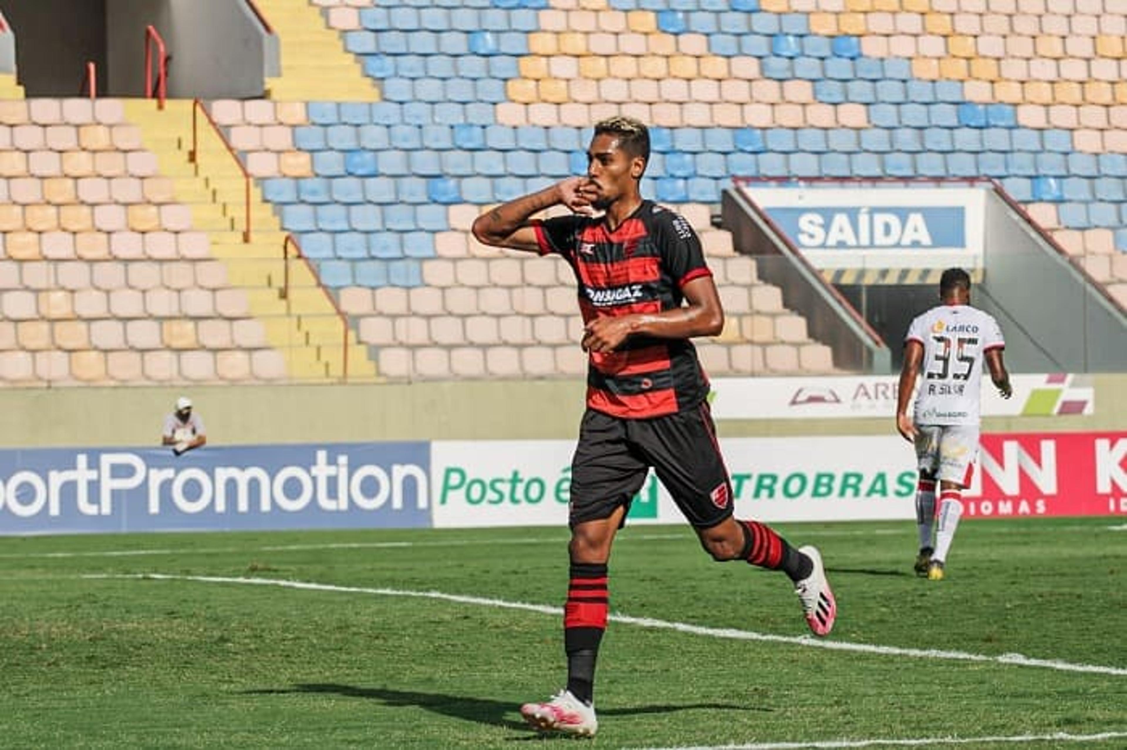 Oeste, com direito a pênalti bisonho, supera o Vitória na Arena Barueri