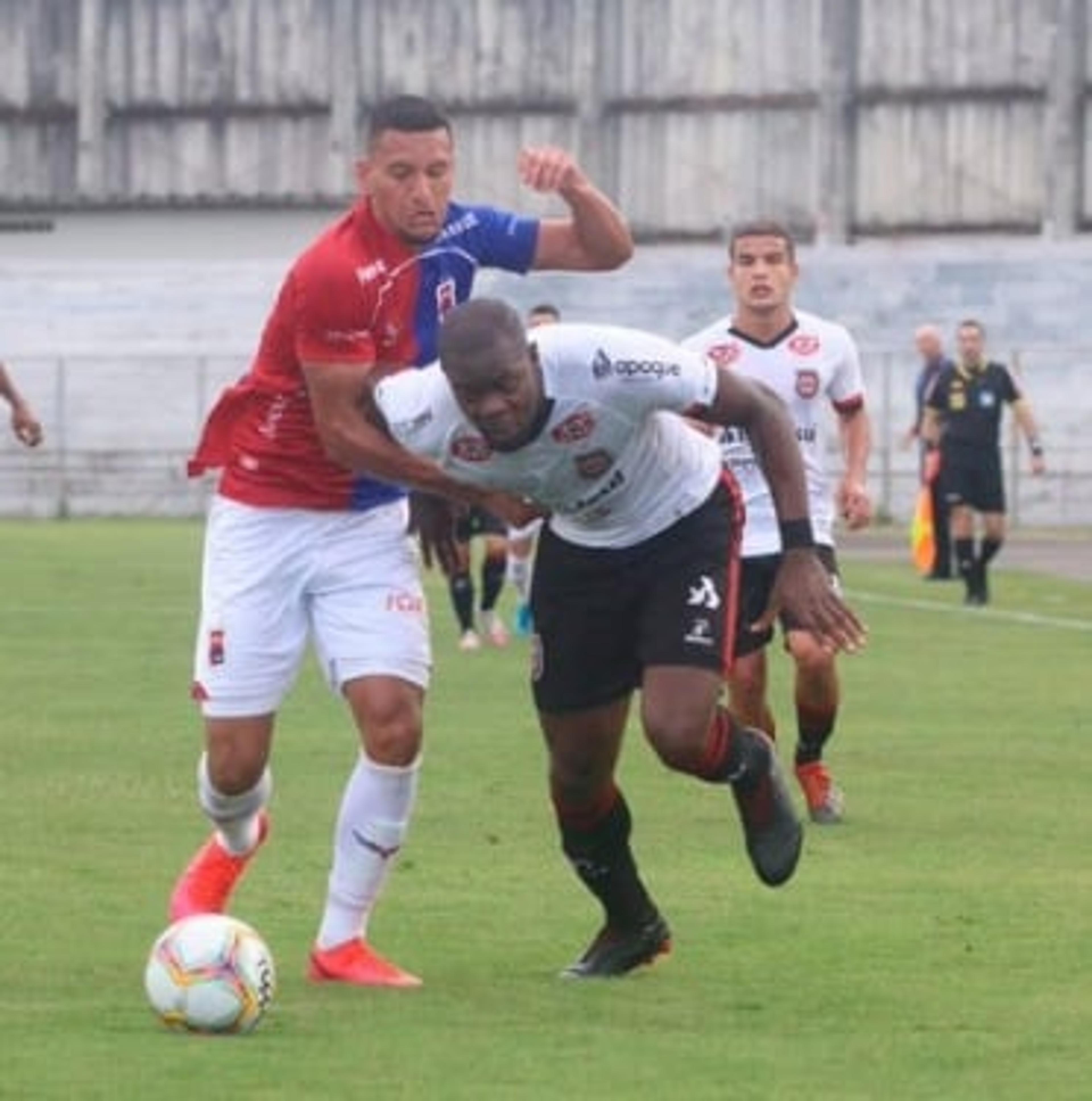 Brasil de Pelotas segura o Paraná, vence e respira na Série B