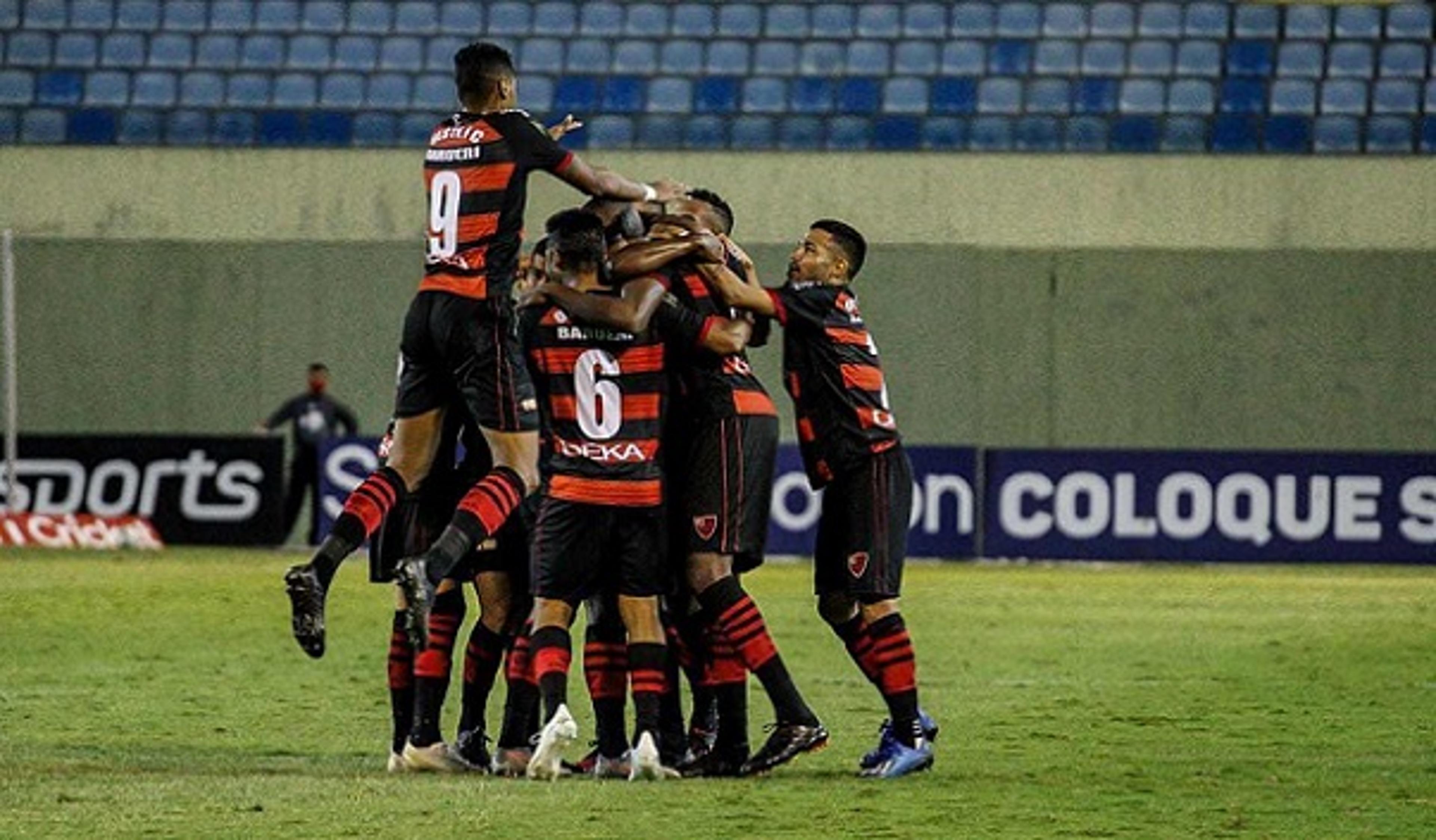 Oeste vence o Figueirense e mantém sonho de permanência na Série B