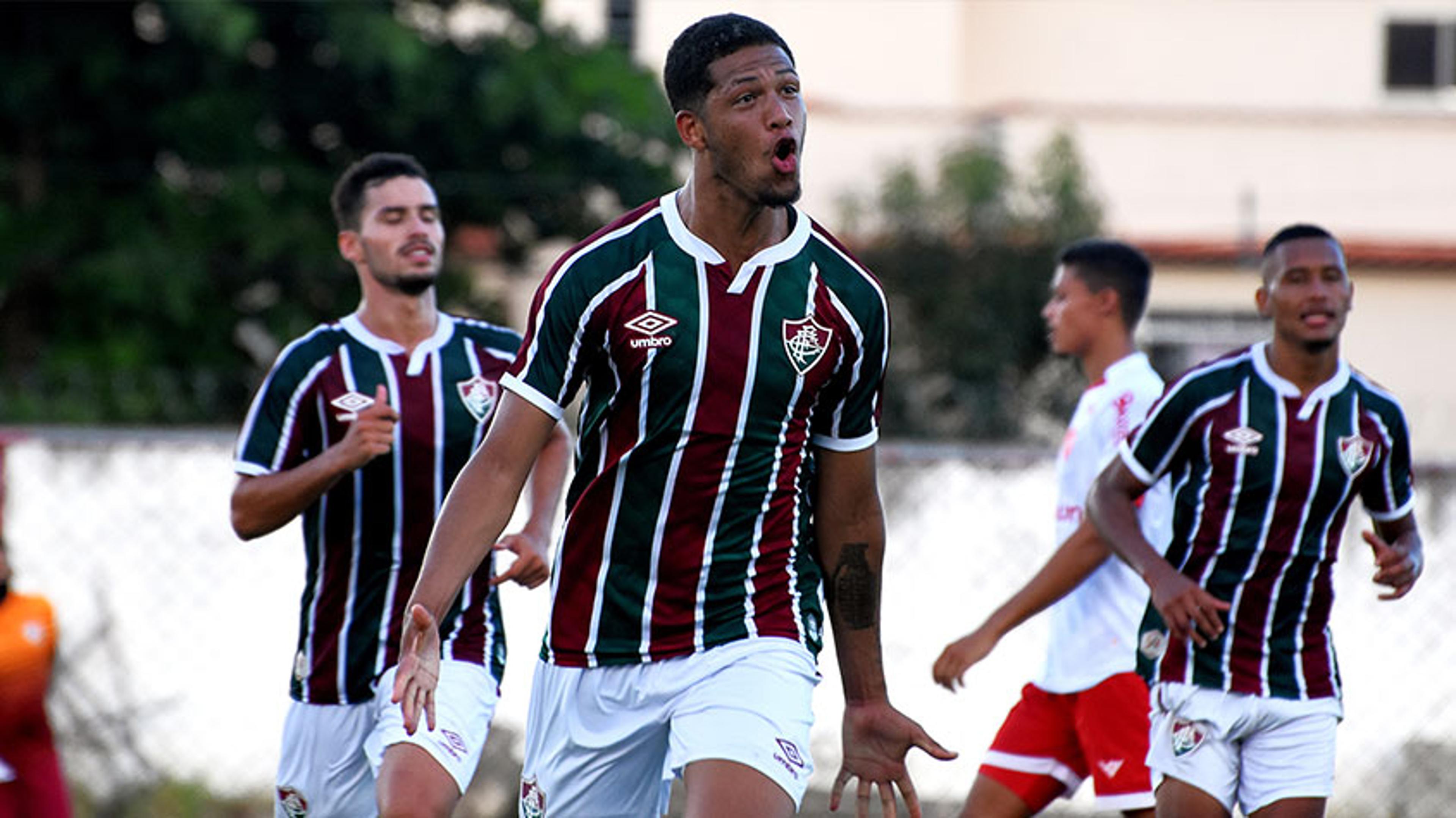 Emprestado pelo Fluminense, Samuel desembarca em Salvador para assinar com o Vitória