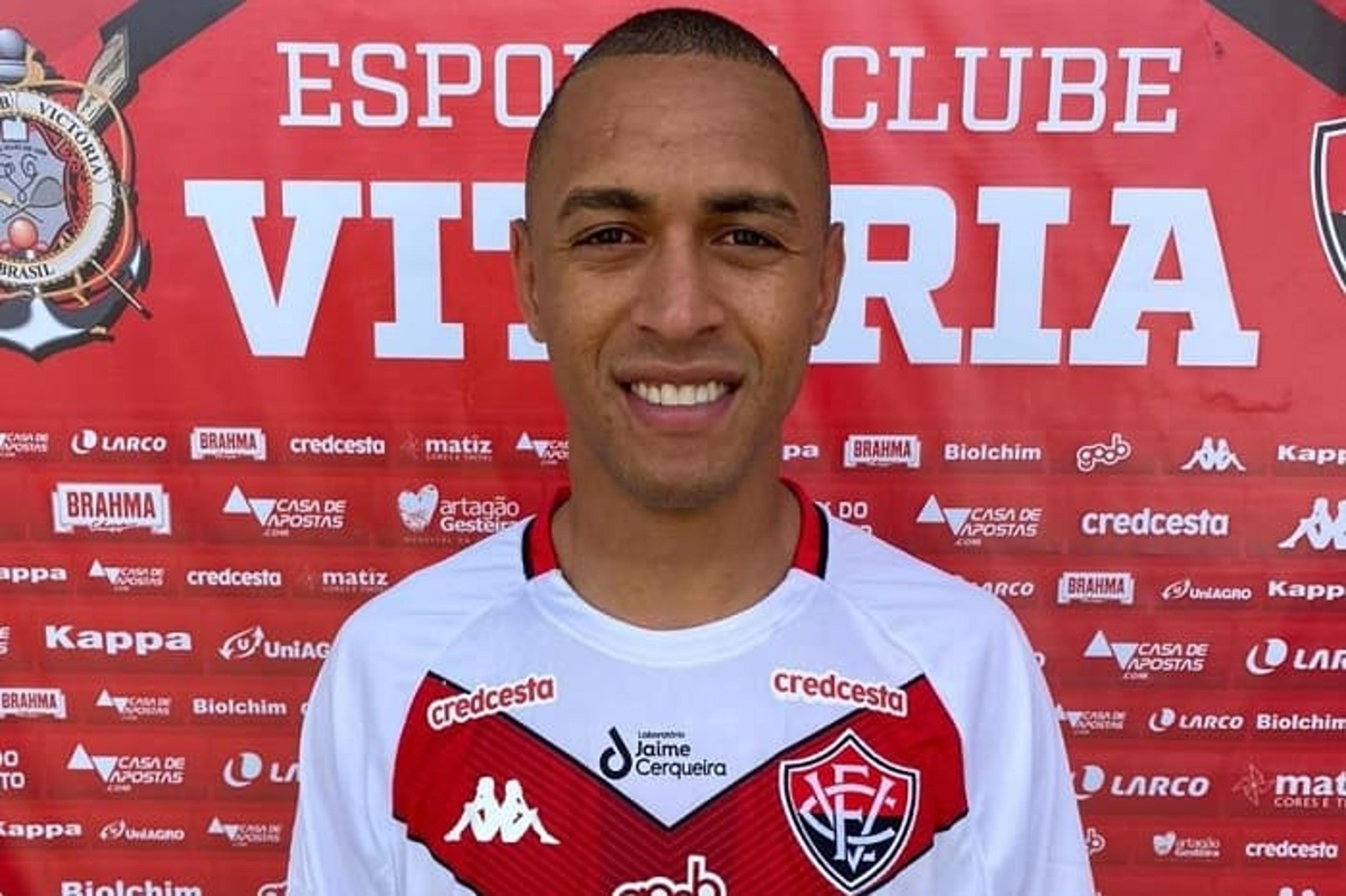 Diante do ex-clube, Leandro Silva busca afastar Vitória do Z4 da Série B