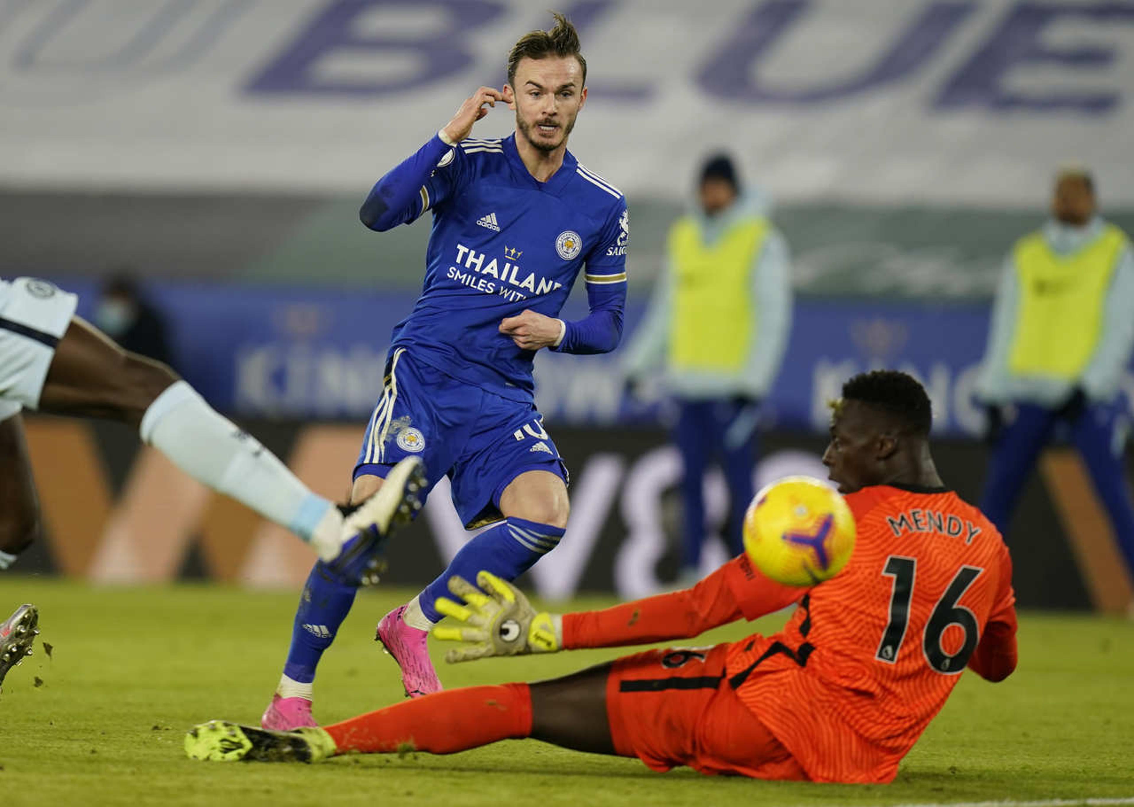 Letal no primeiro tempo, Leicester bate o Chelsea no Inglês e assume a liderança momentaneamente