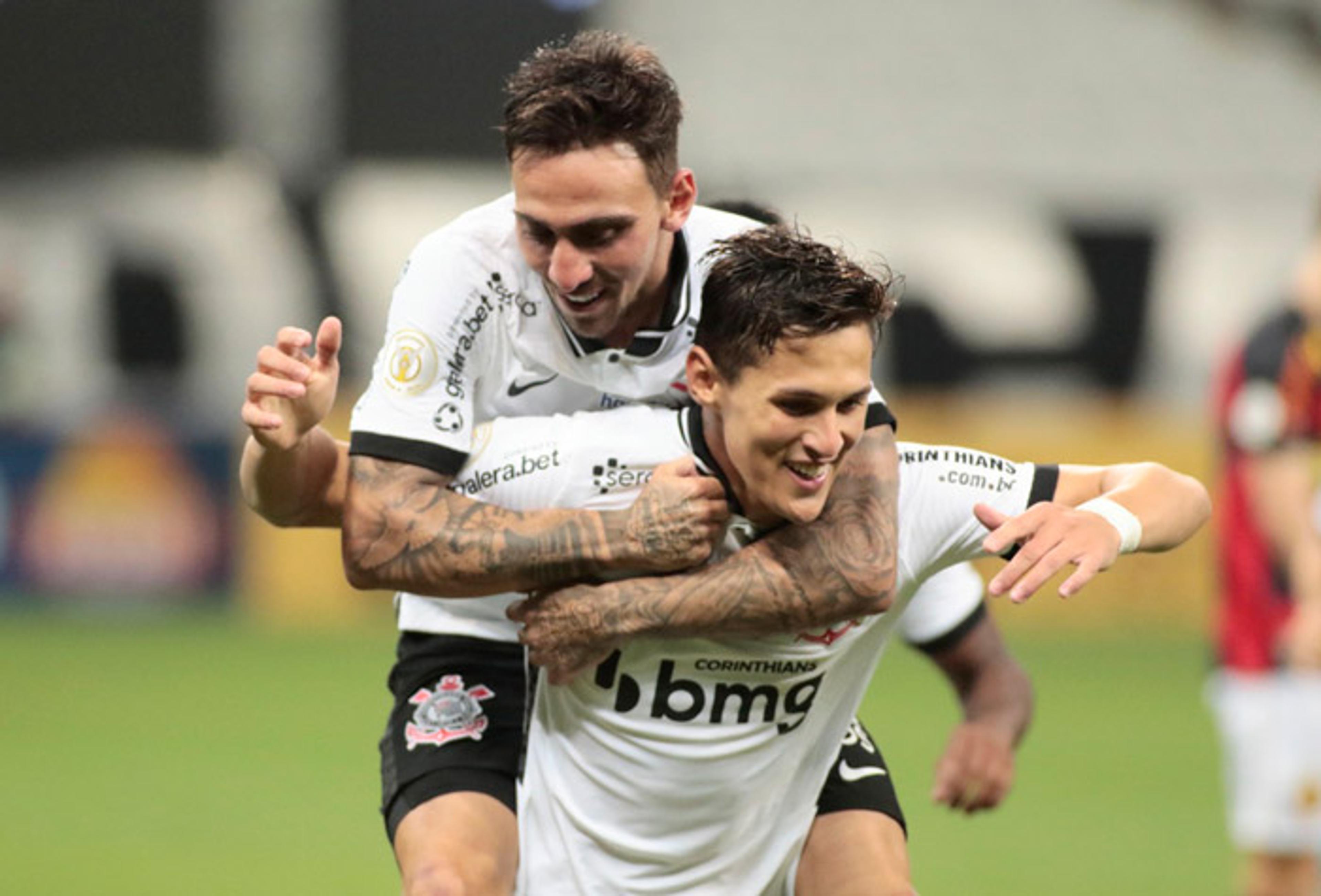 Corinthians se recupera, bate o Sport e segue em busca de vaga na Liberta