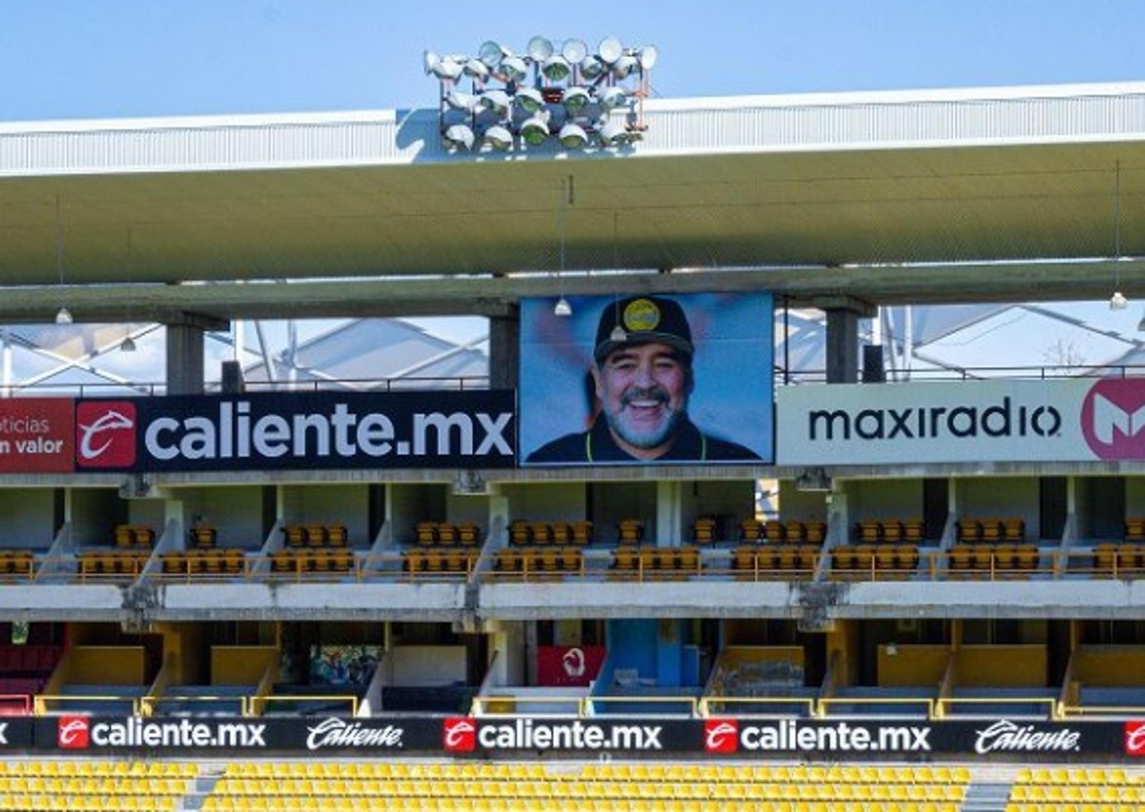 Maradona é homenageado por time que dirigiu no México