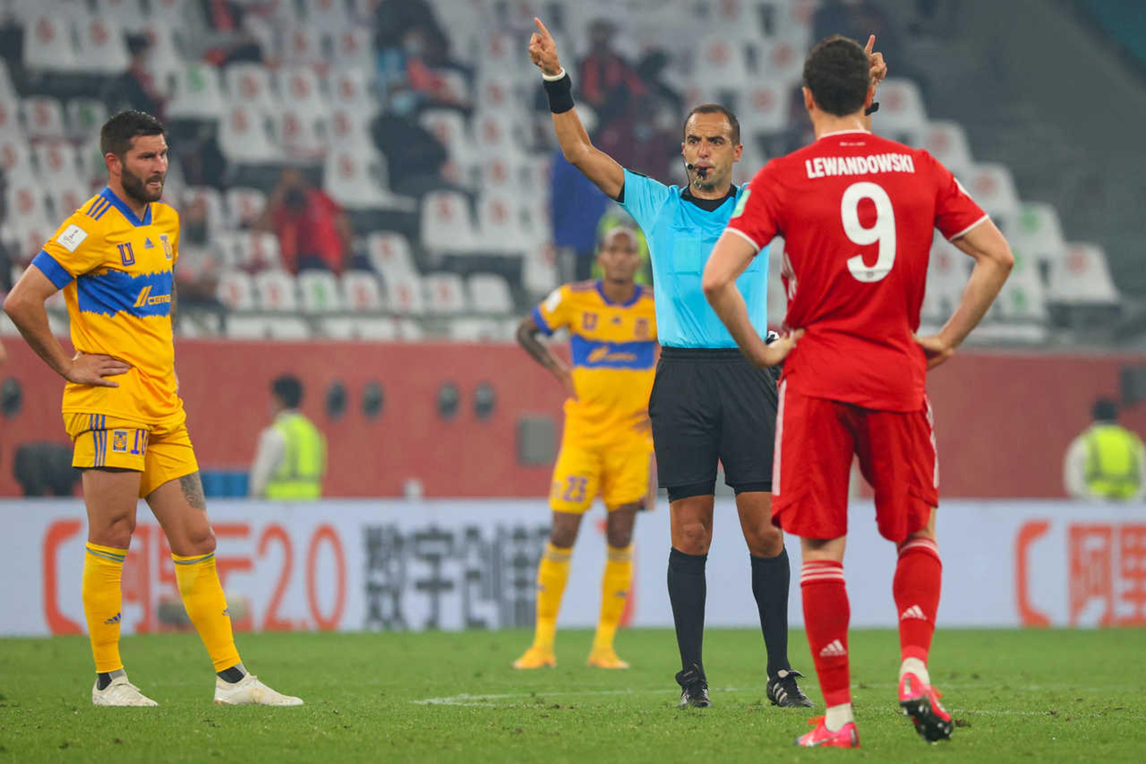 Lewandowski leva ‘enquadro’ de goleiro do Tigres no Mundial de Clubes