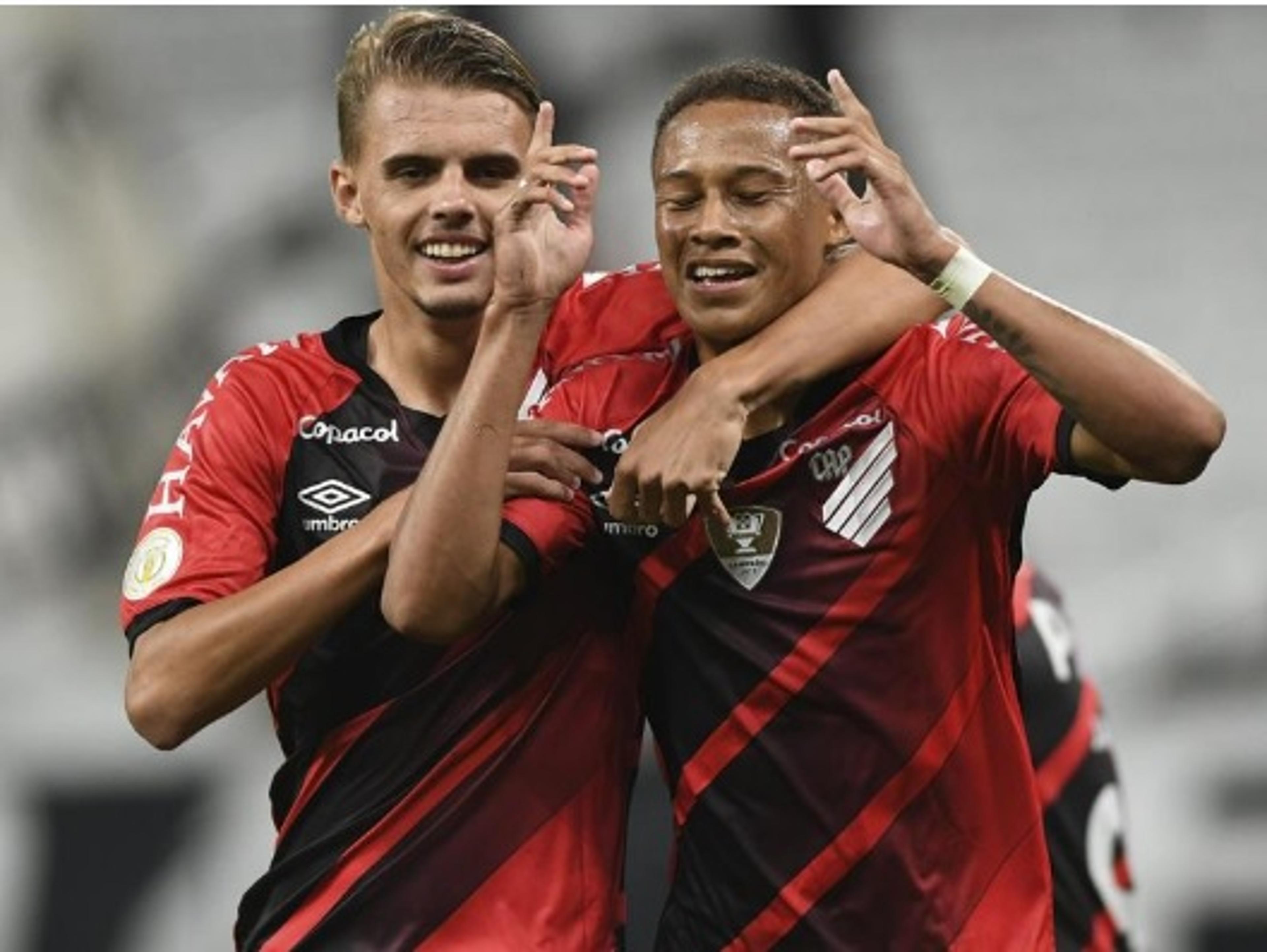 Vitinho comemora gol pelo Athletico e projeta reta final de Campeonato Brasileiro