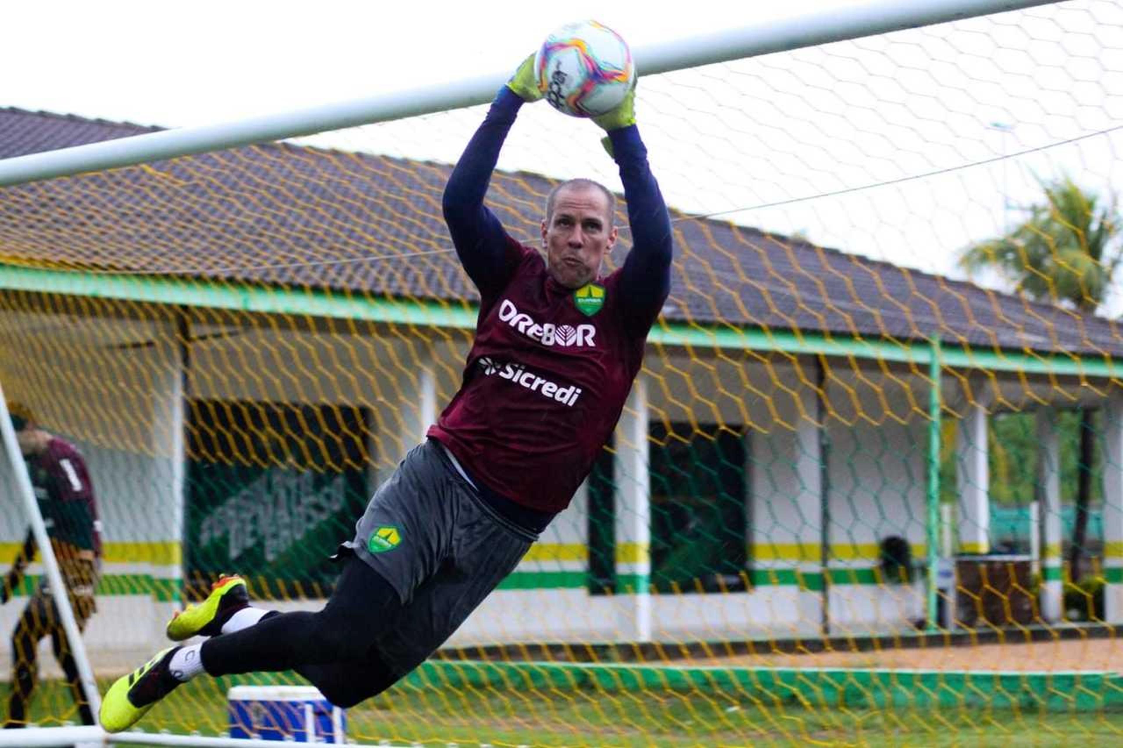 Titular do Cuiabá, João Carlos espera grupo focado em fazer grande ano em 2021