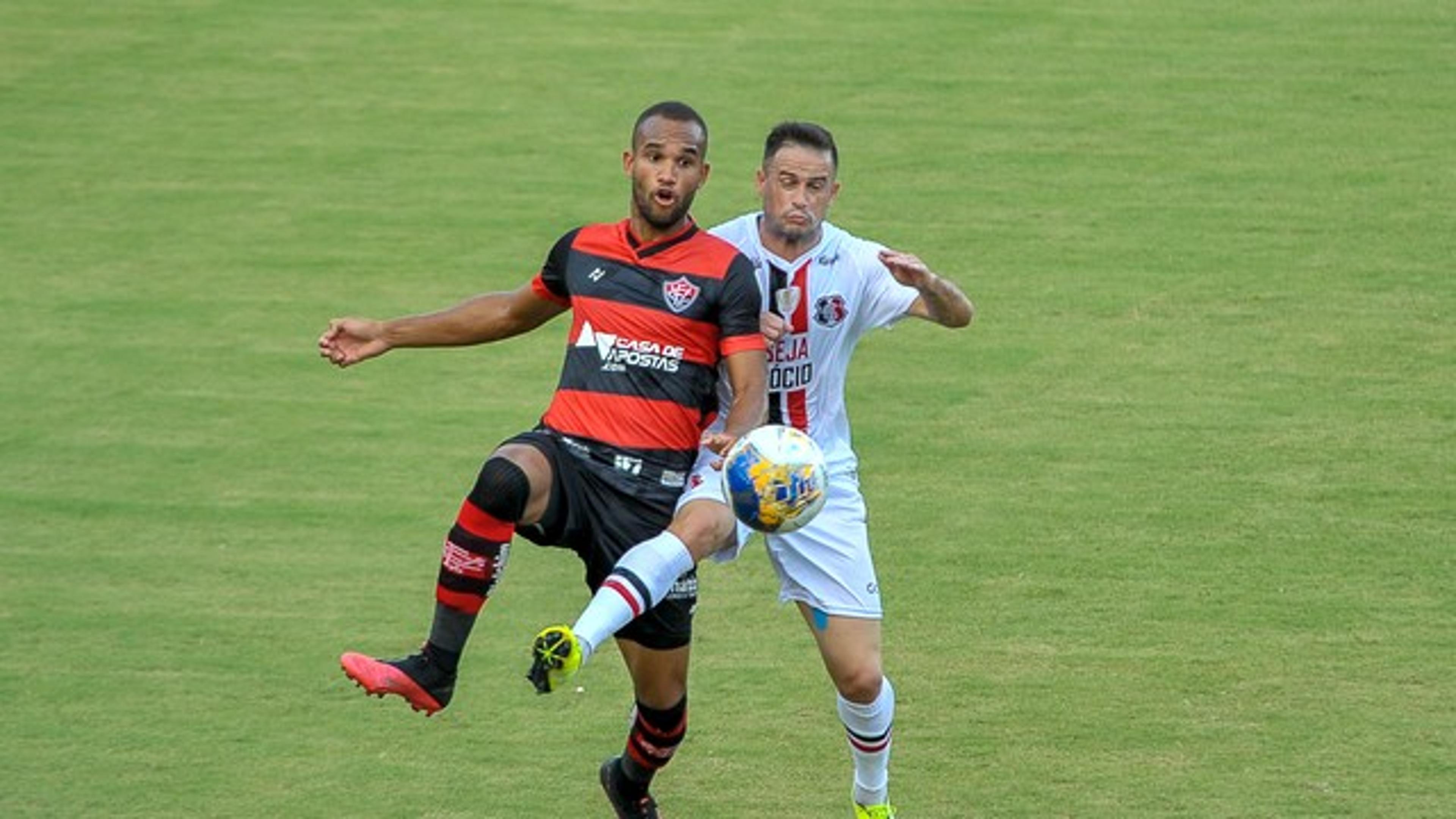 Vitória derrota Santa Cruz no jogo de abertura da Copa do Nordeste