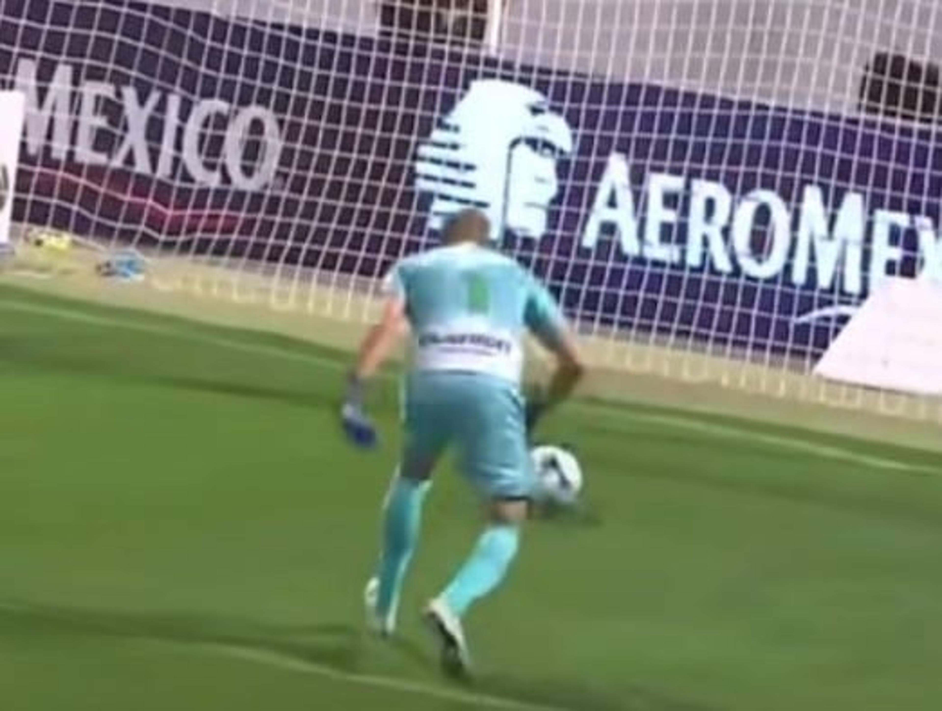 Pé furado! Falha bizarra do goleiro resulta em gol; Assista