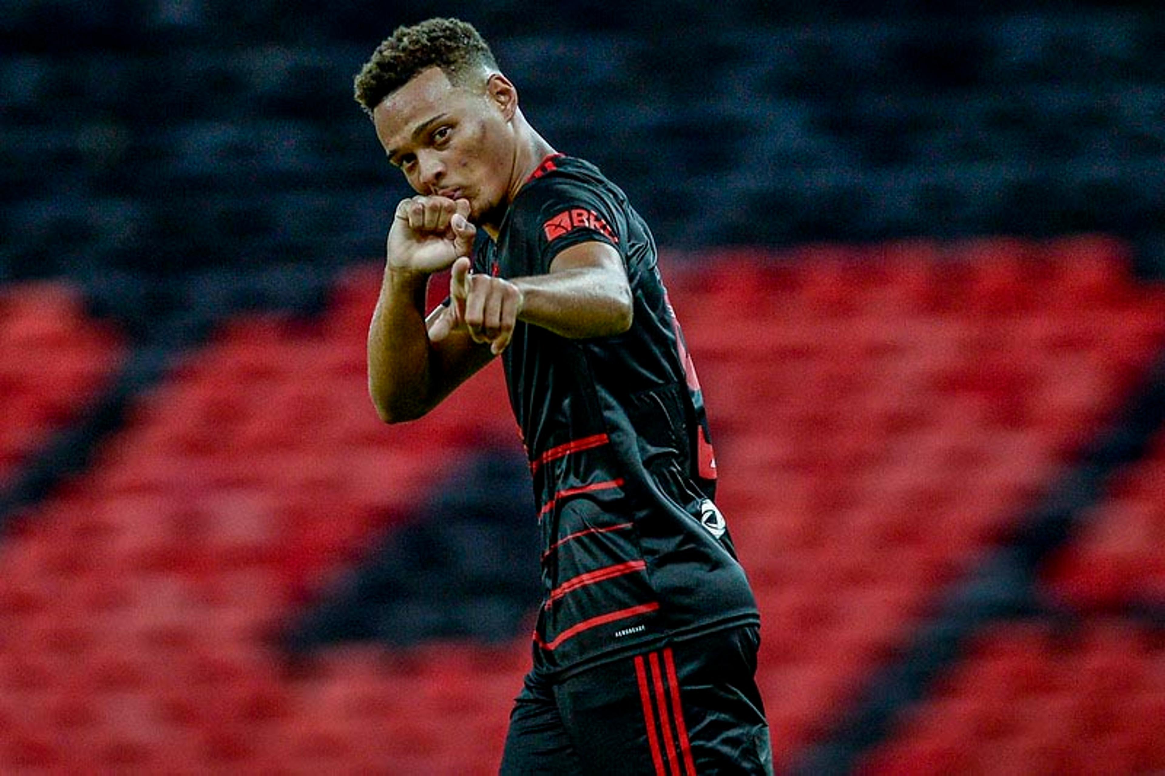 Com dois de Rodrigo Muniz, Flamengo vence o Macaé e se mantém 100% no Carioca