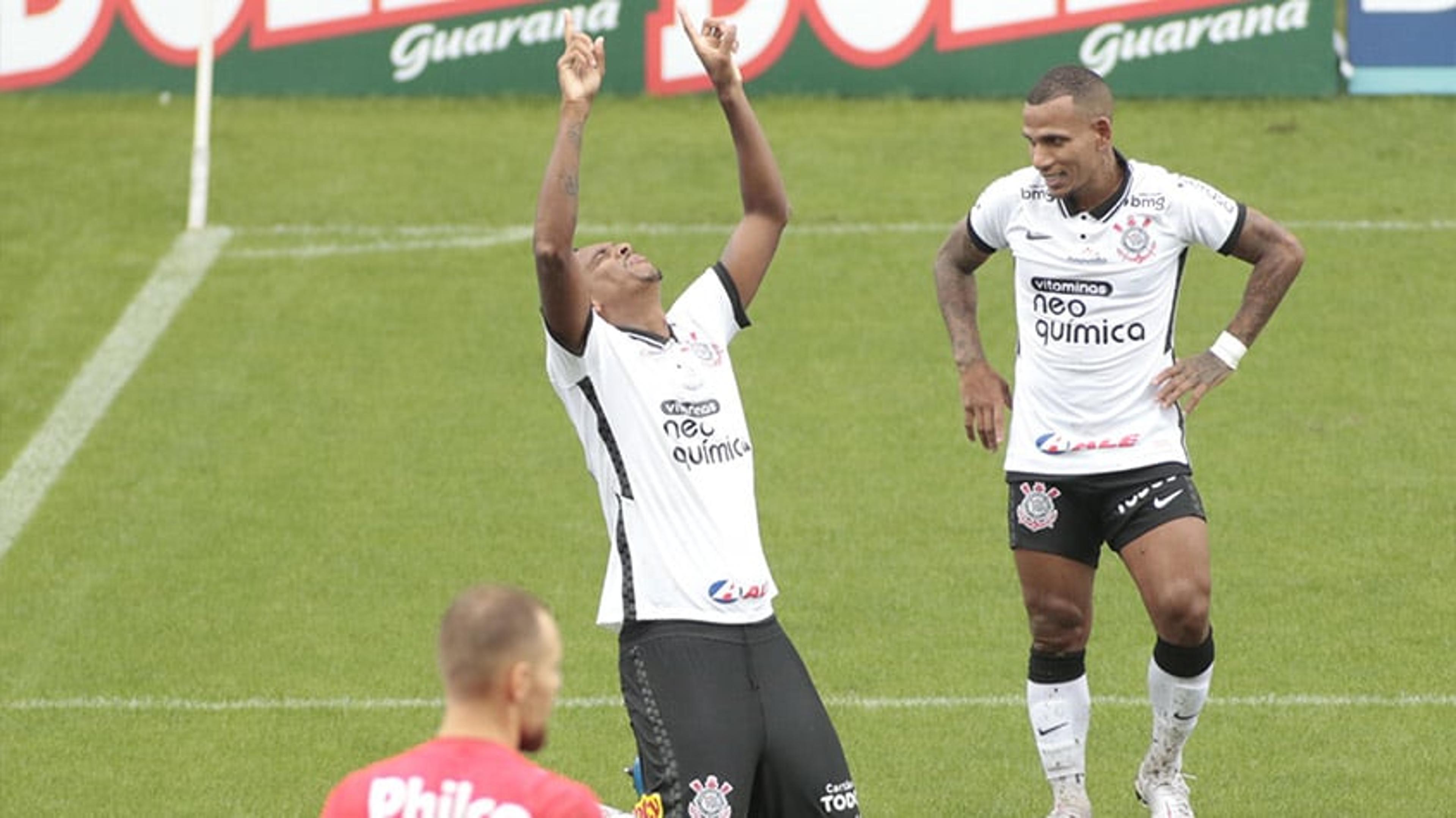 Corinthians sai atrás contra a Ponte, vira o jogo e volta a vencer