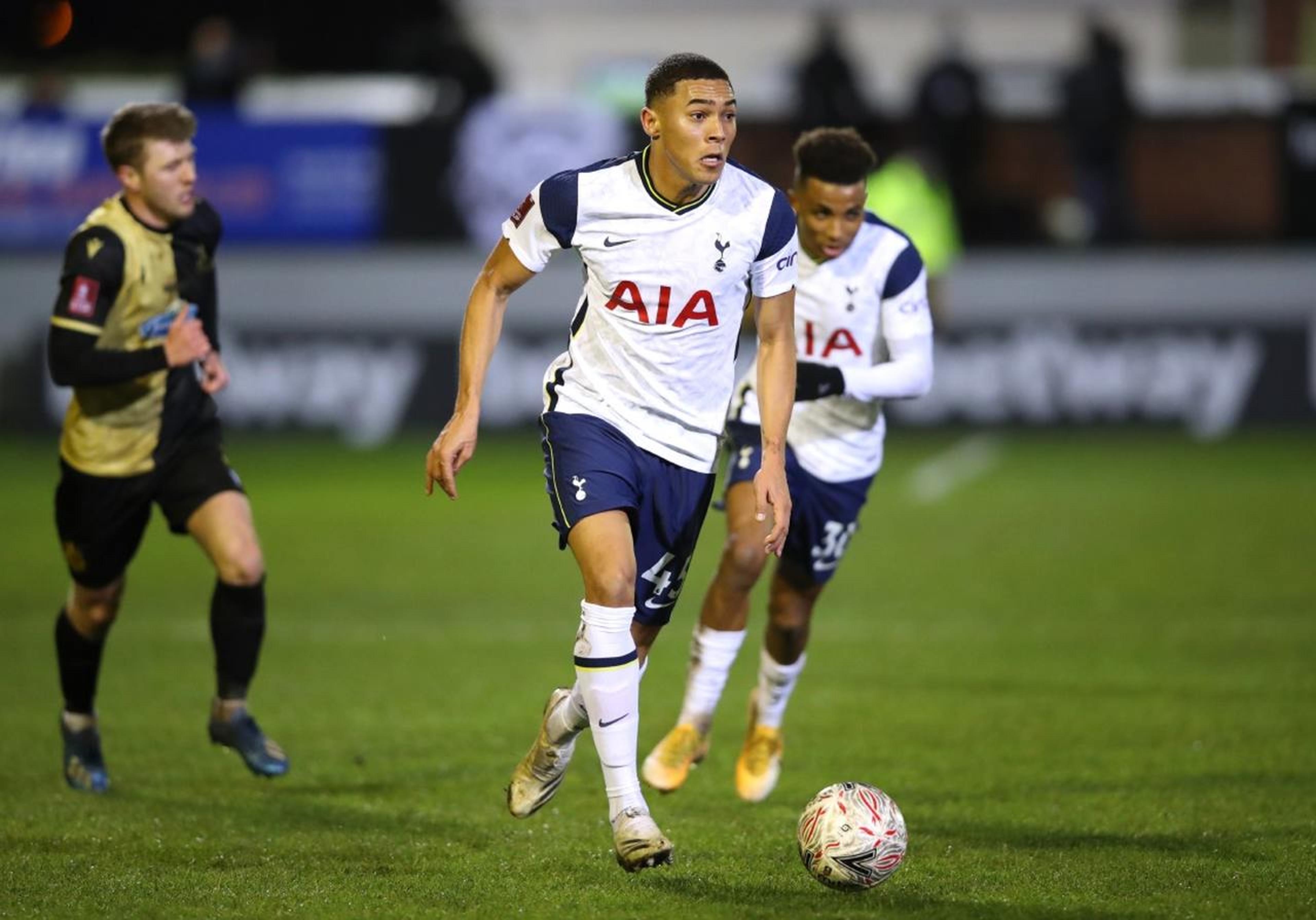 Tottenham deseja a permanência de Carlos Vinícius, mas não quer pagar cláusula de rescisão ao Benfica