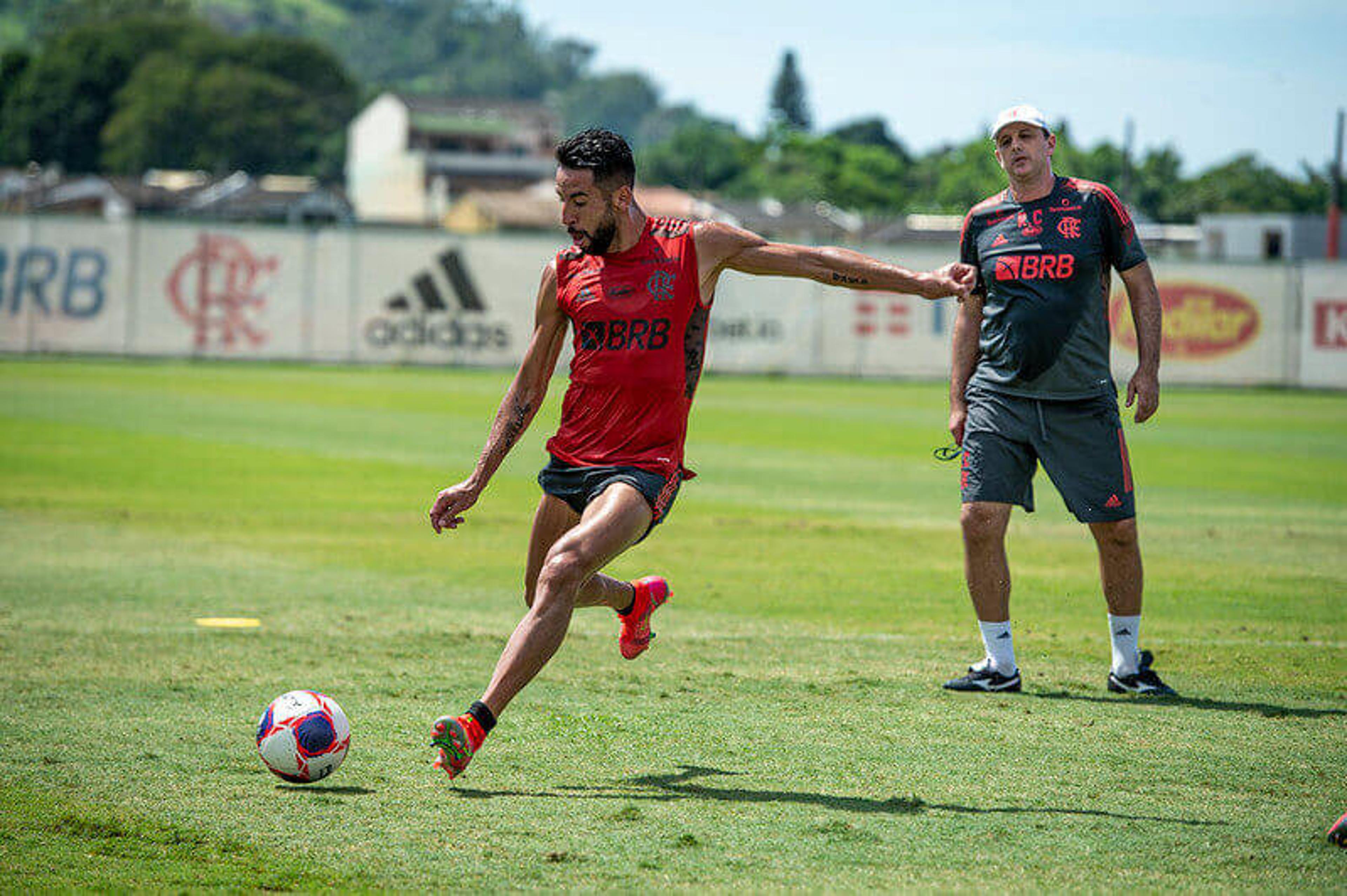 Lateral do Flamengo, Isla brinca com timidez de companheiro de seleção