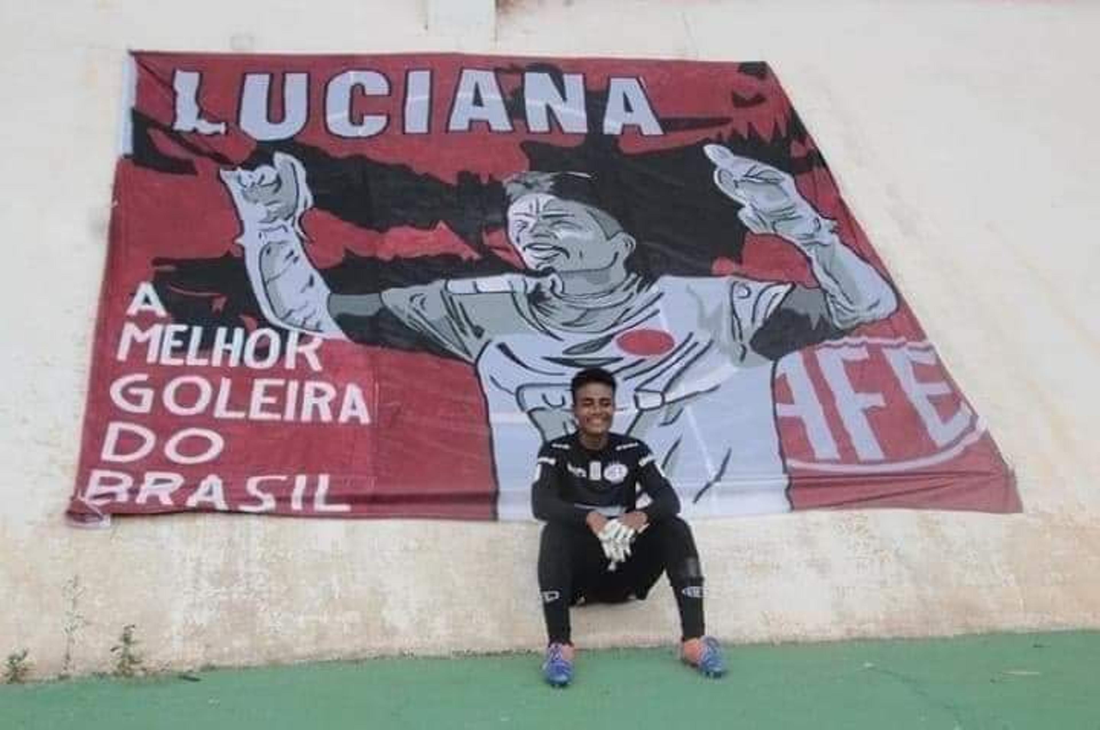 Goleira campeã da Libertadores tem faixa da torcida em homenagem