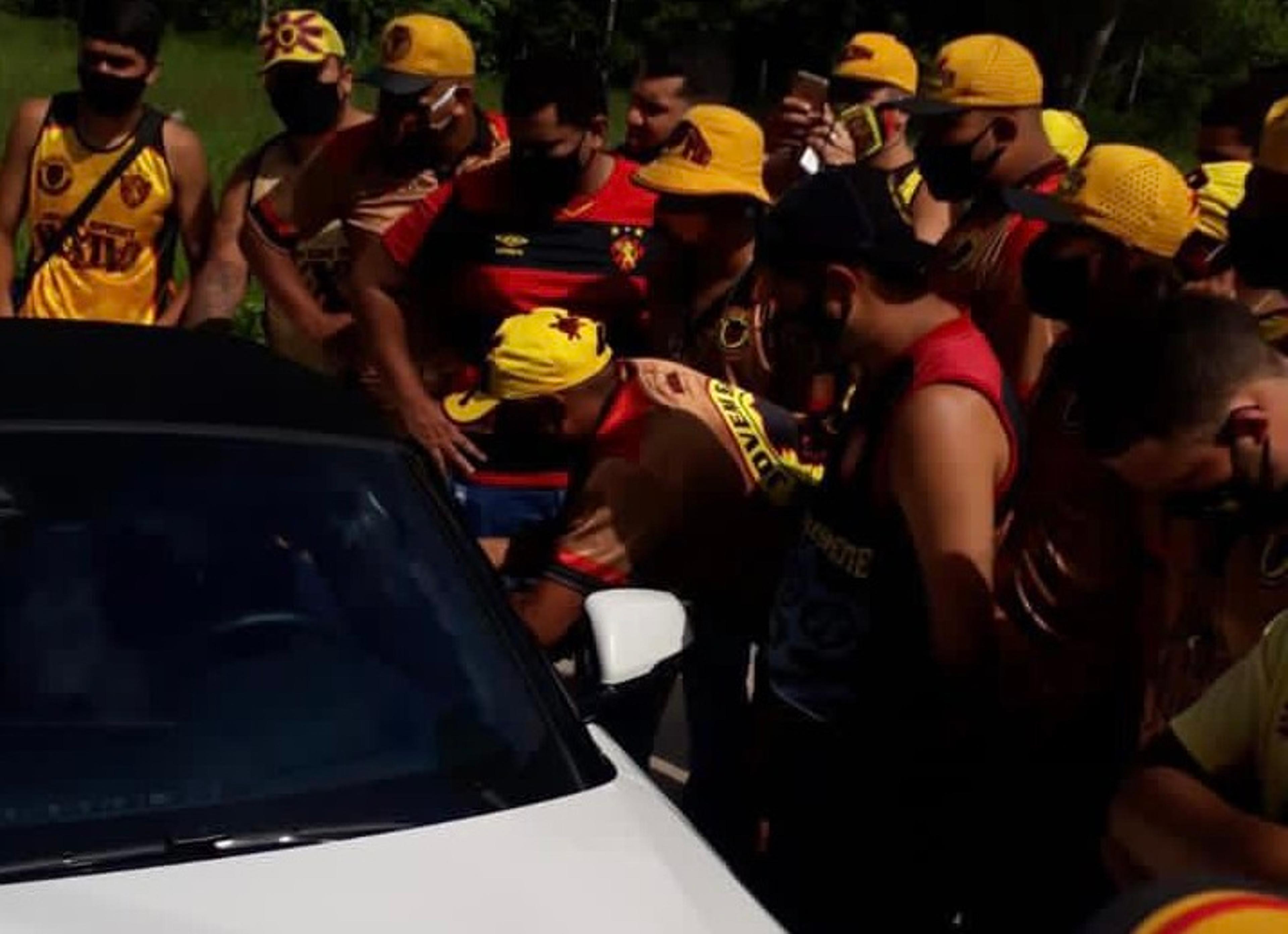 Jogadores do Sport são abordados por grupo de torcedores na porta do CT