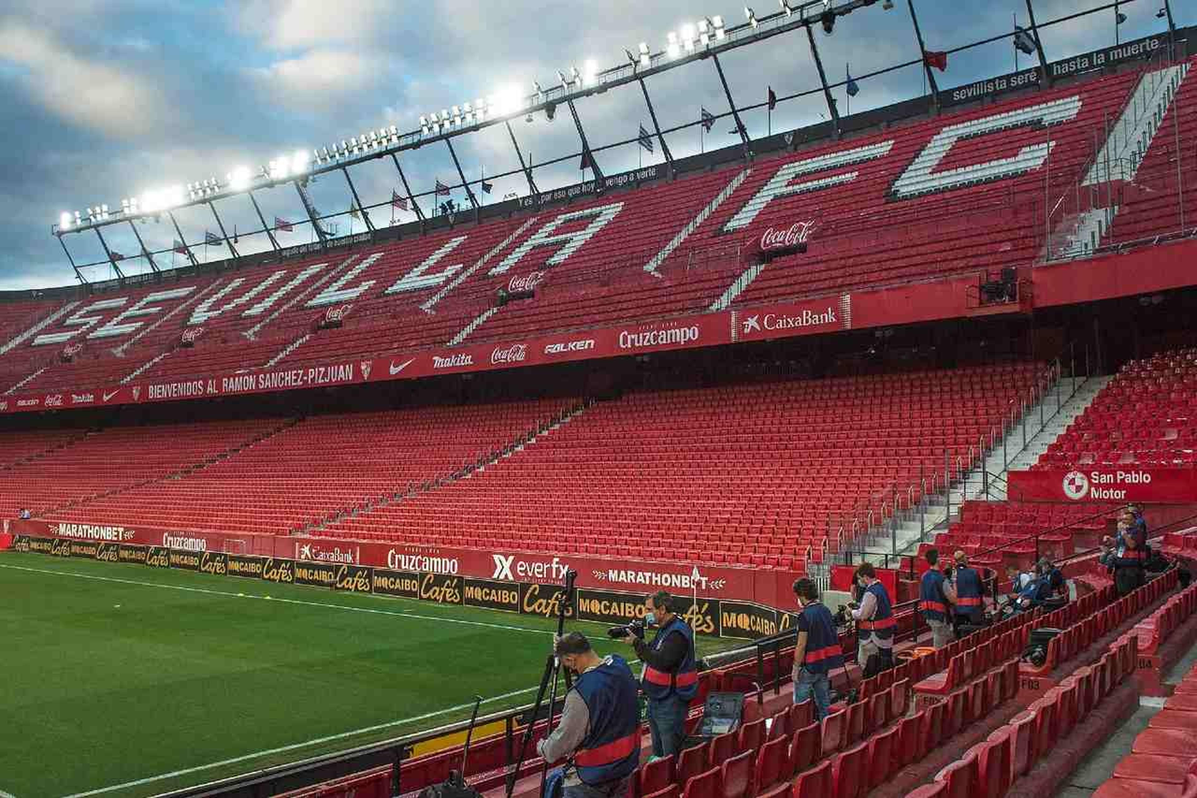 Gramado sintético: Sevilla explica métodos de cuidado e manutenção com piso de estádio referência na Europa