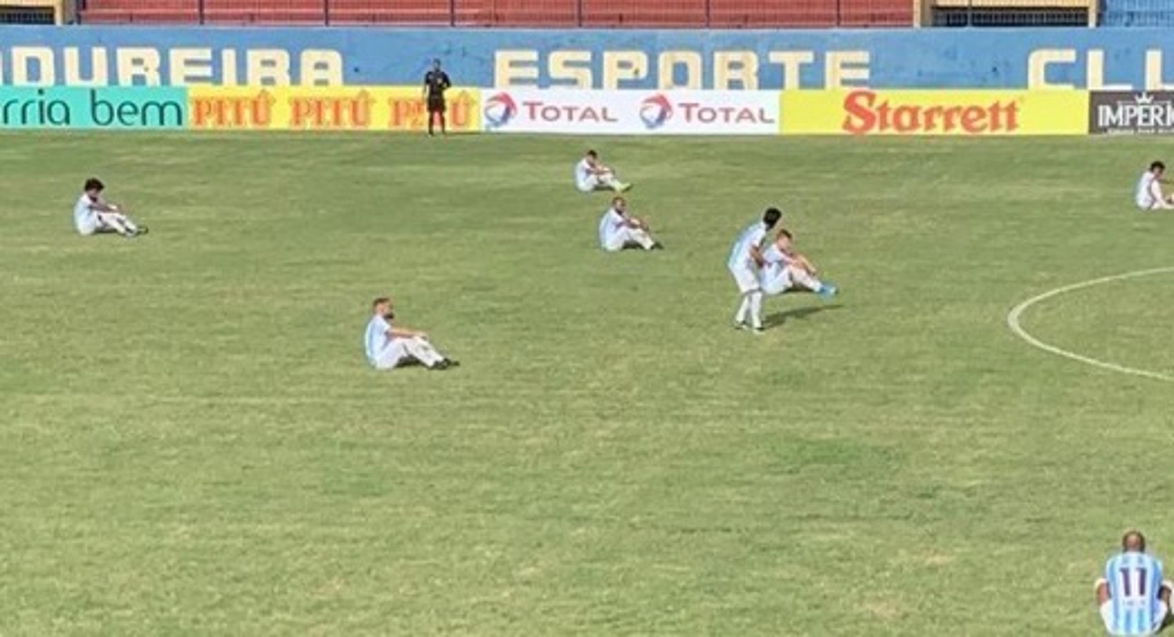 Jogadores do Macaé sentam no gramado em protesto; time perde para o Madureira e está rebaixado